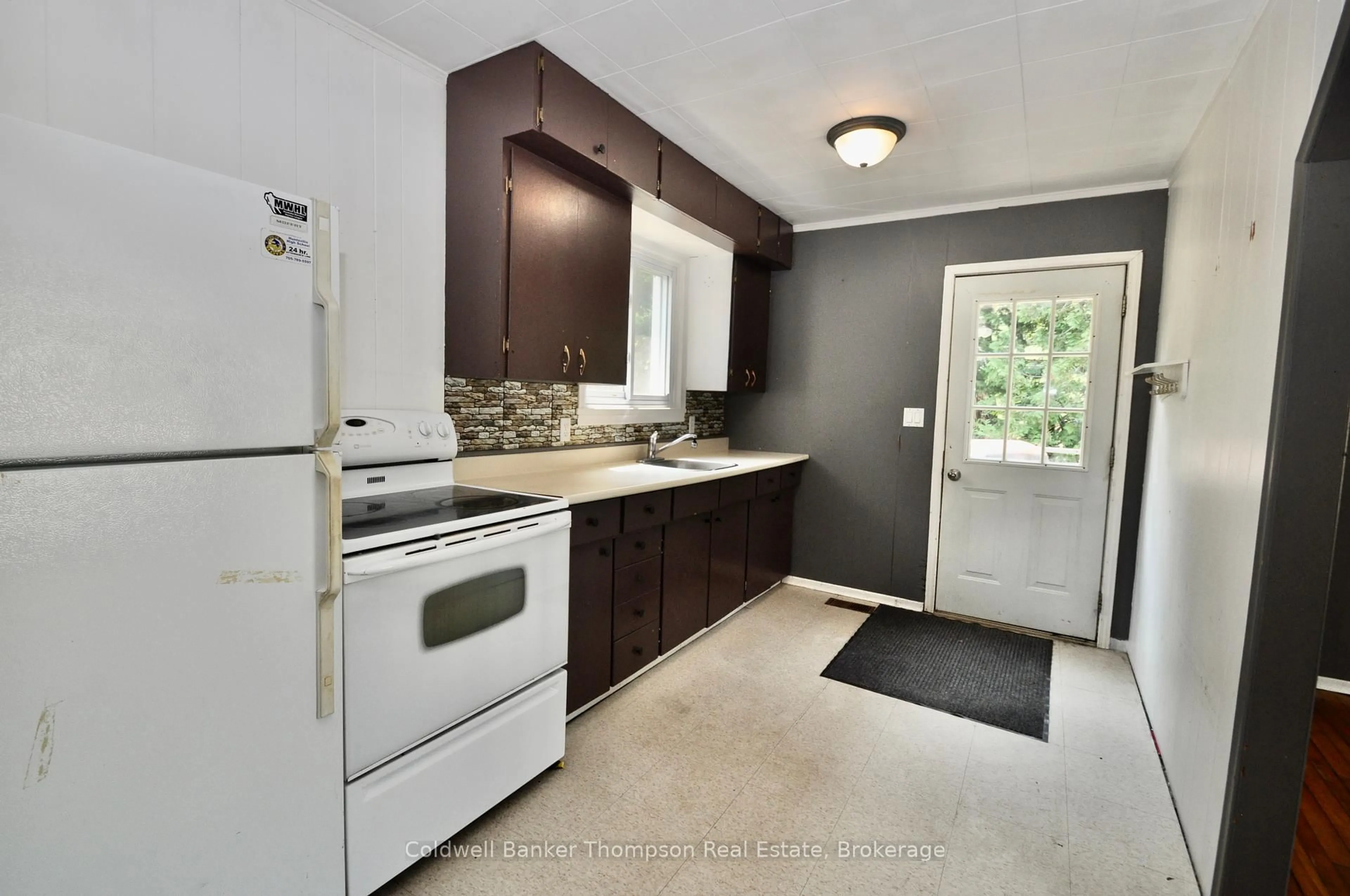 Standard kitchen, ceramic/tile floor for 4 University St, Lake of Bays Ontario P0B 1A0