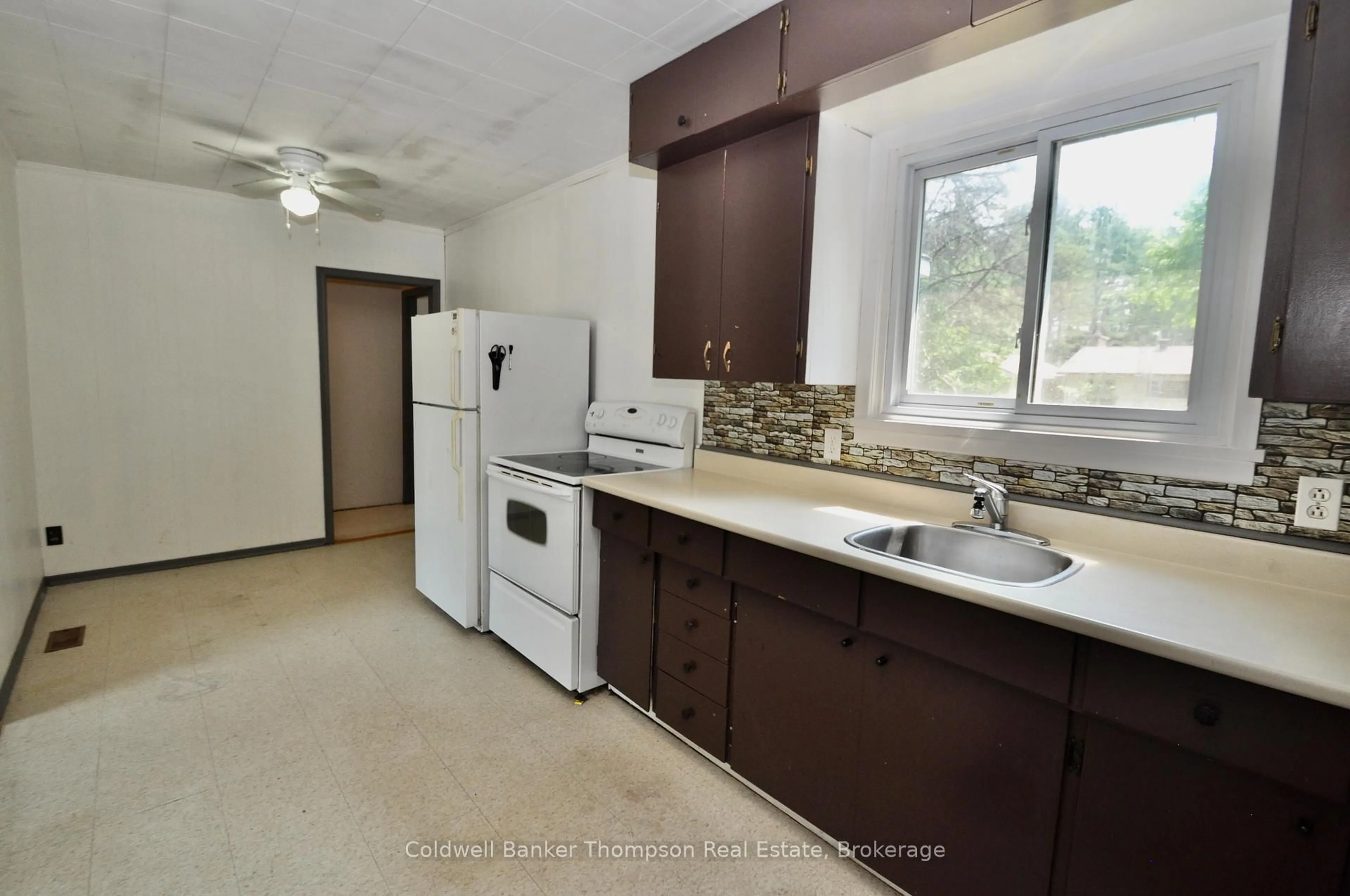Standard kitchen, unknown for 4 University St, Lake of Bays Ontario P0B 1A0