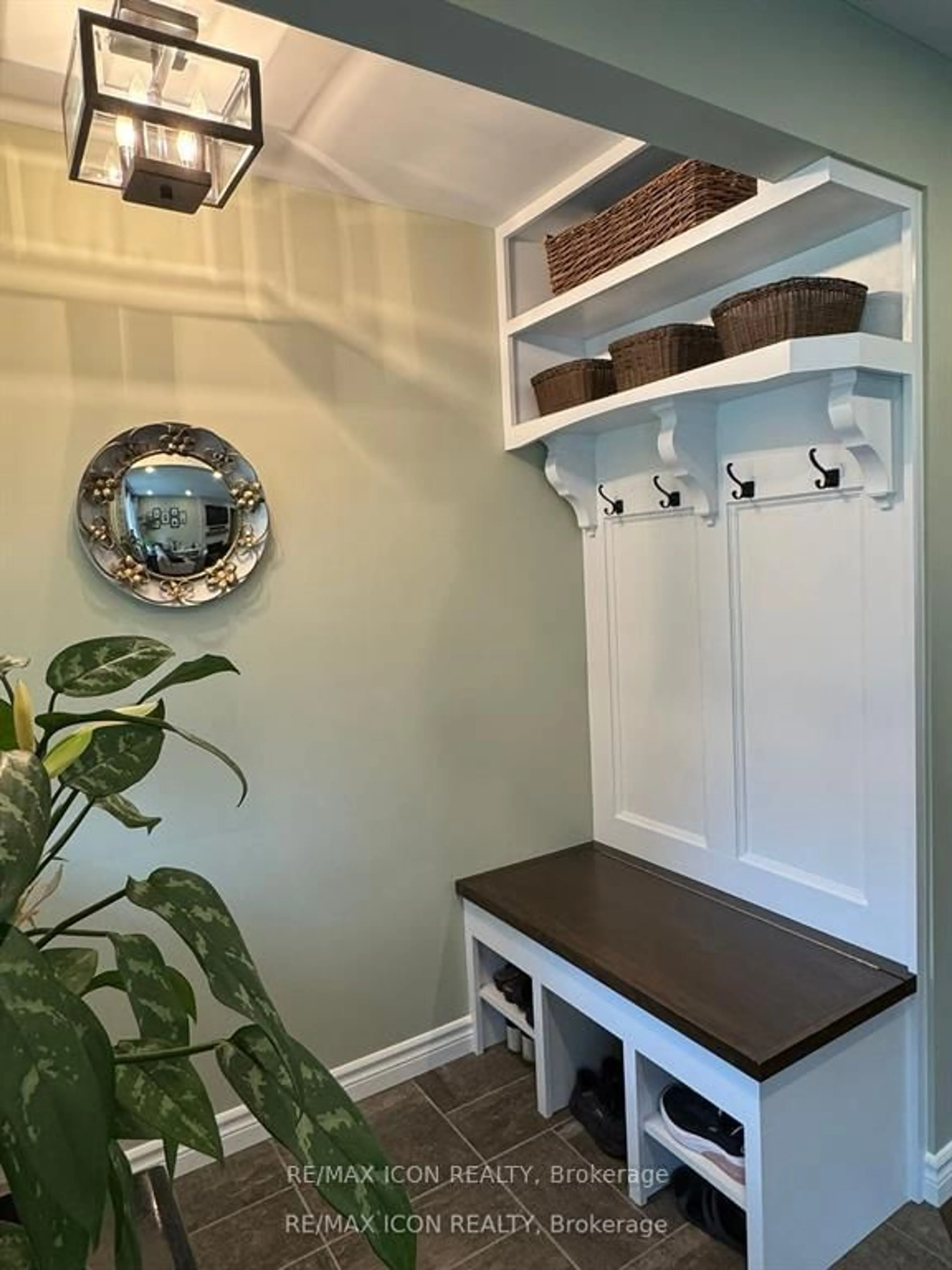 Indoor entryway for 211 Tavistock Rd, London South Ontario N6J 1Z7