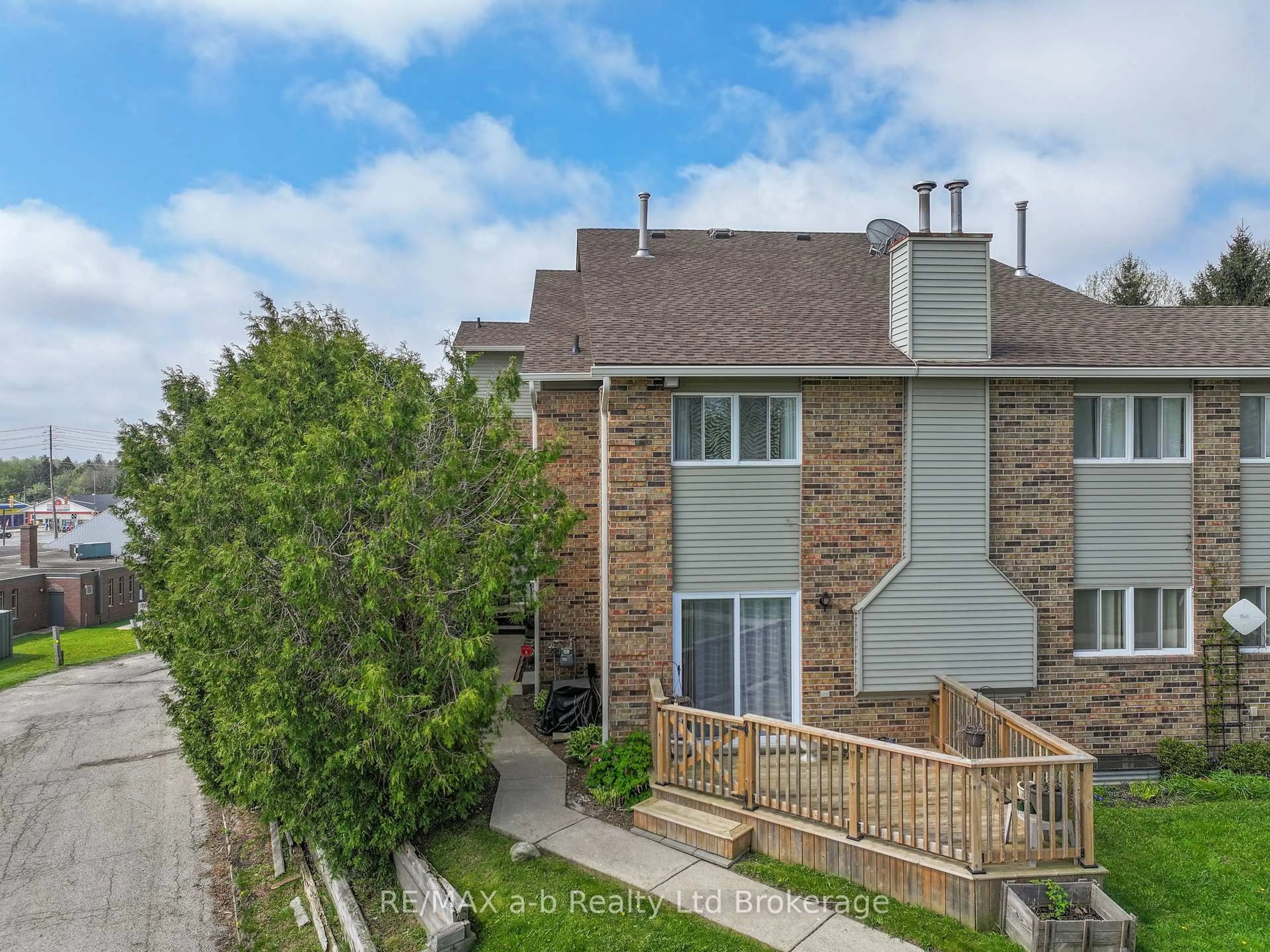 A pic from outside/outdoor area/front of a property/back of a property/a pic from drone, unknown for 19 WREN Crt #8, Tillsonburg Ontario N4G 5K2