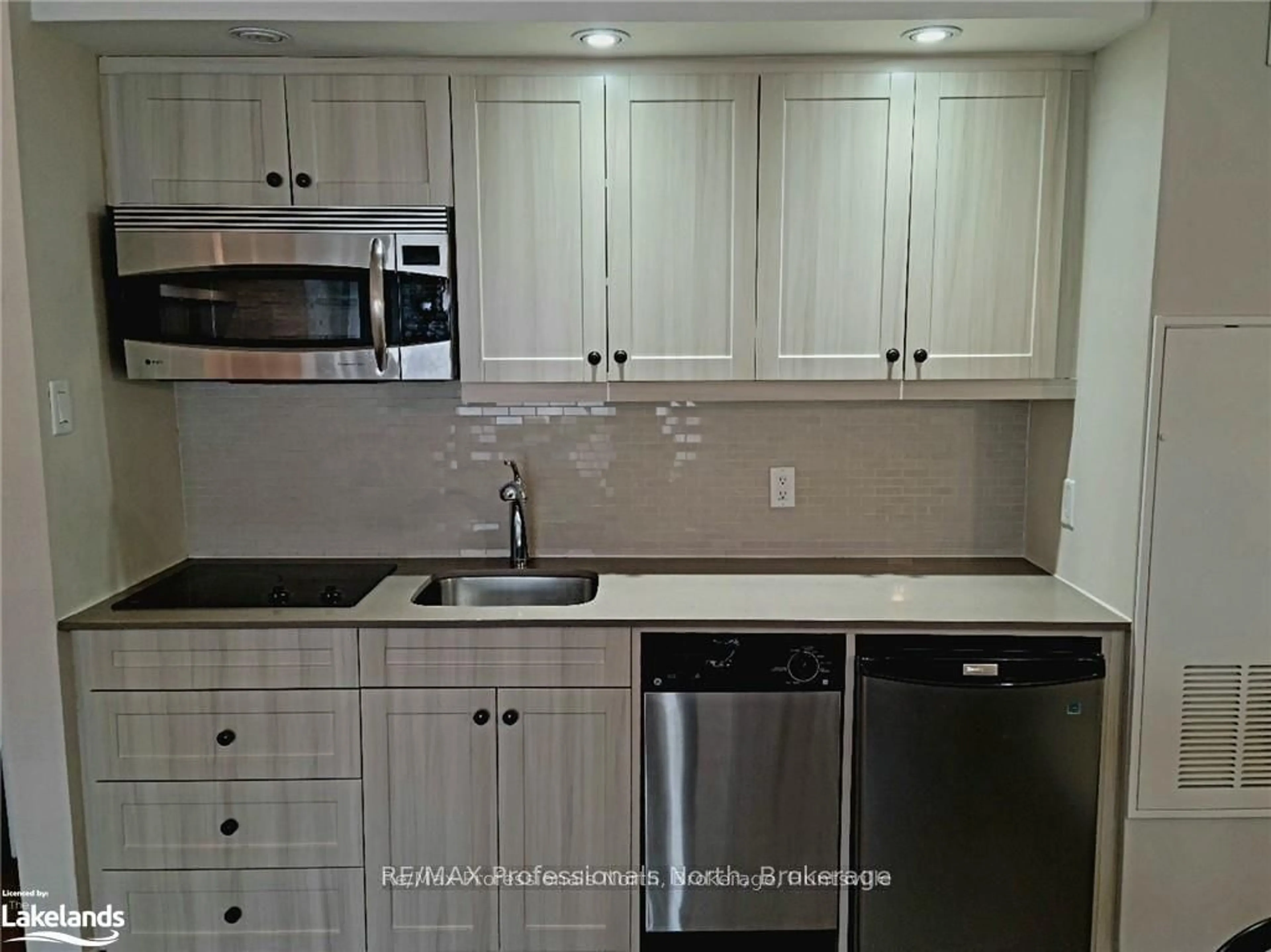 Standard kitchen, unknown for 1235 Deerhurst Dr #55-301, Huntsville Ontario P1H 2E8