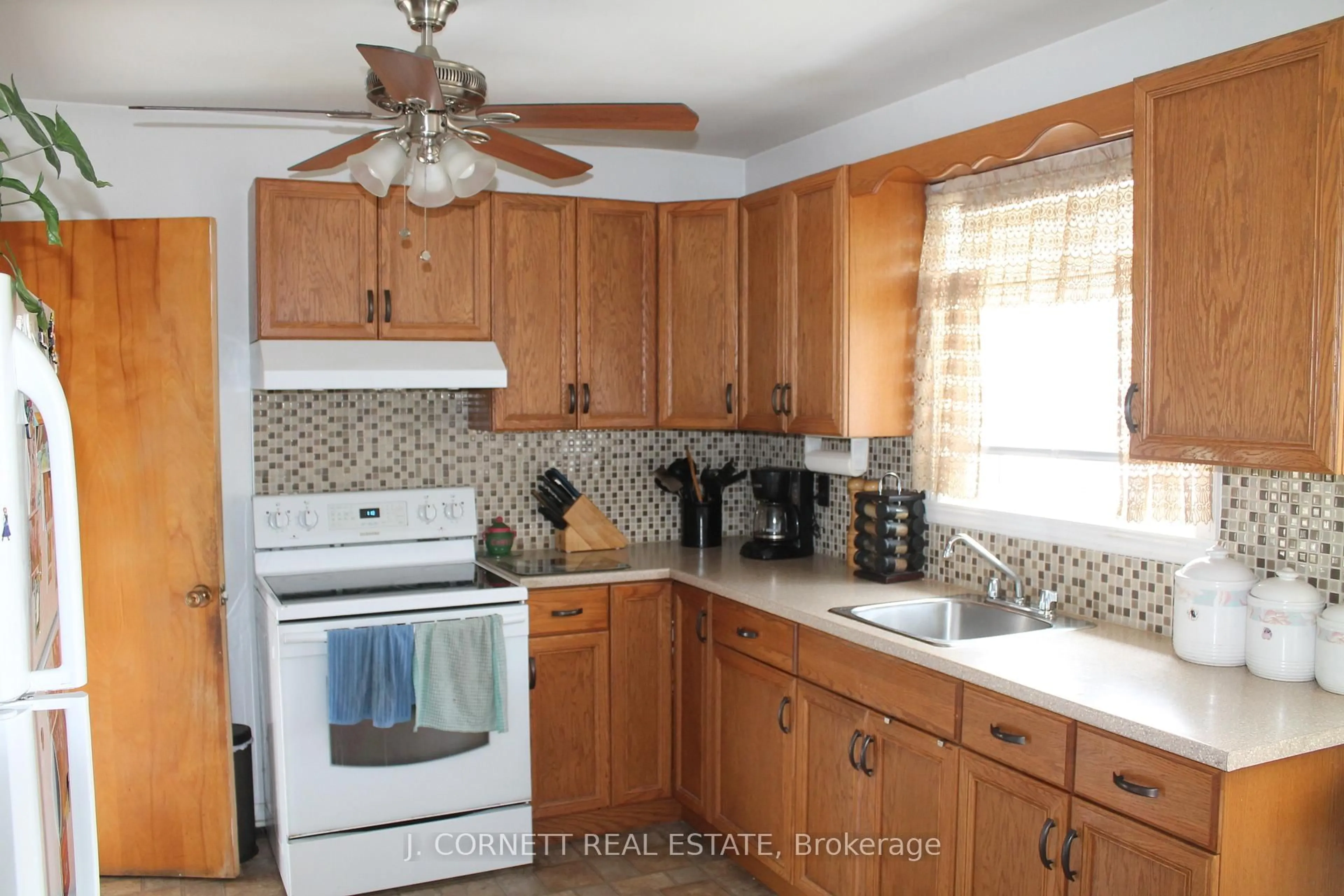 Standard kitchen, ceramic/tile floor for 421 Bellevue Cres, Cornwall Ontario K6H 5M8
