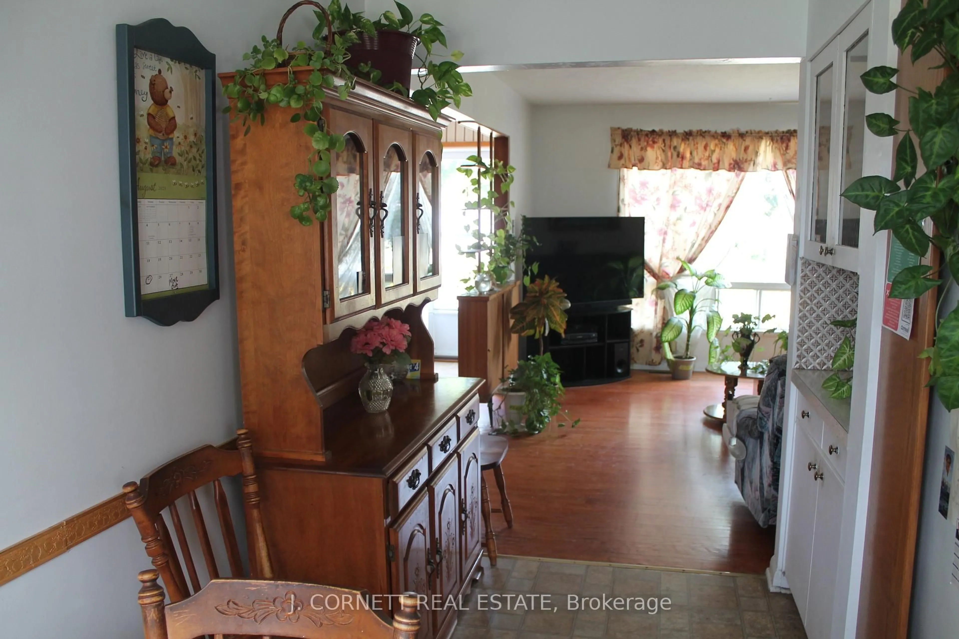 Dining room, wood/laminate floor for 421 Bellevue Cres, Cornwall Ontario K6H 5M8
