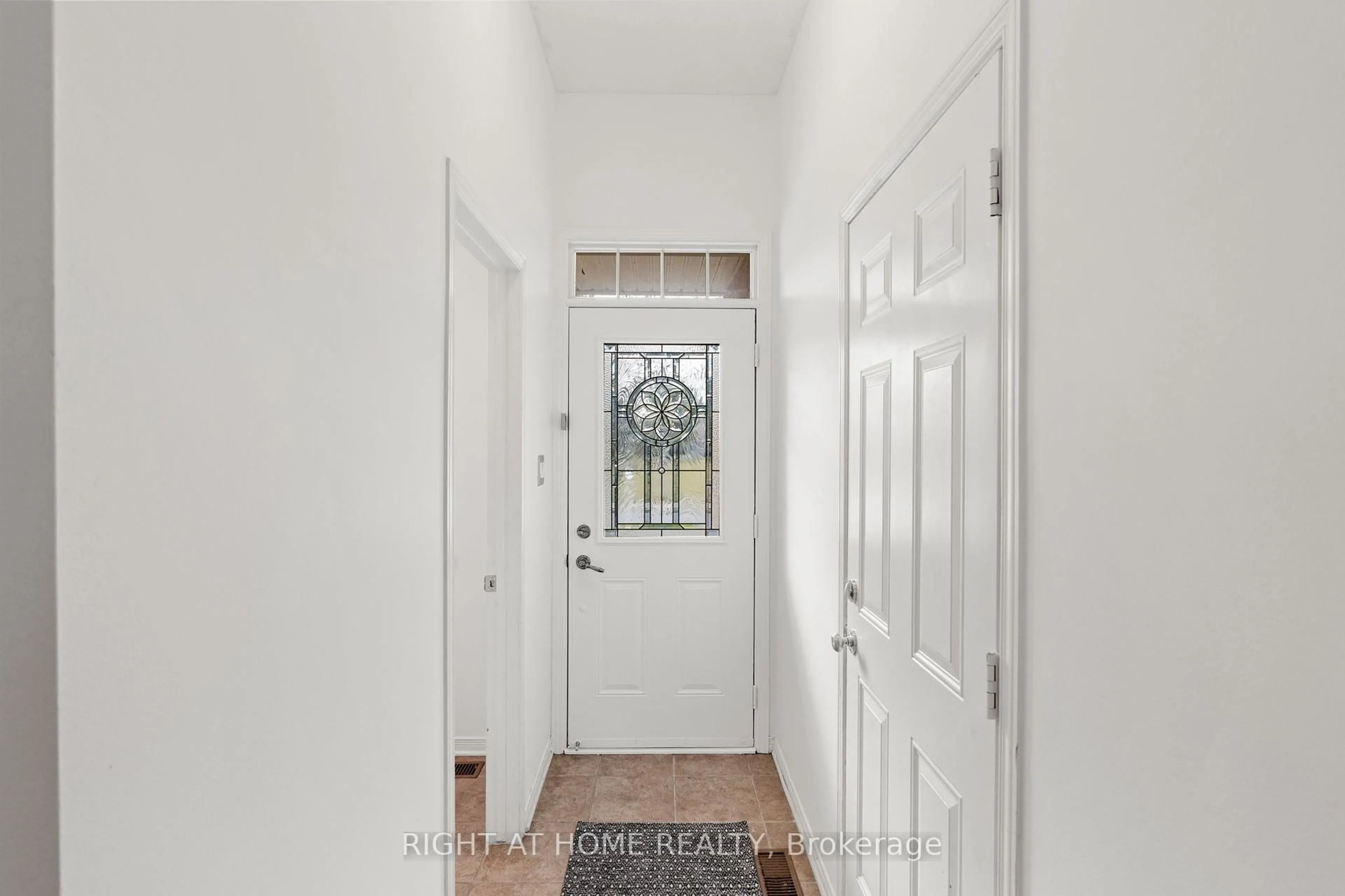 Indoor entryway for 206 CALAVERAS Ave, Ottawa Ontario K2J 5K5
