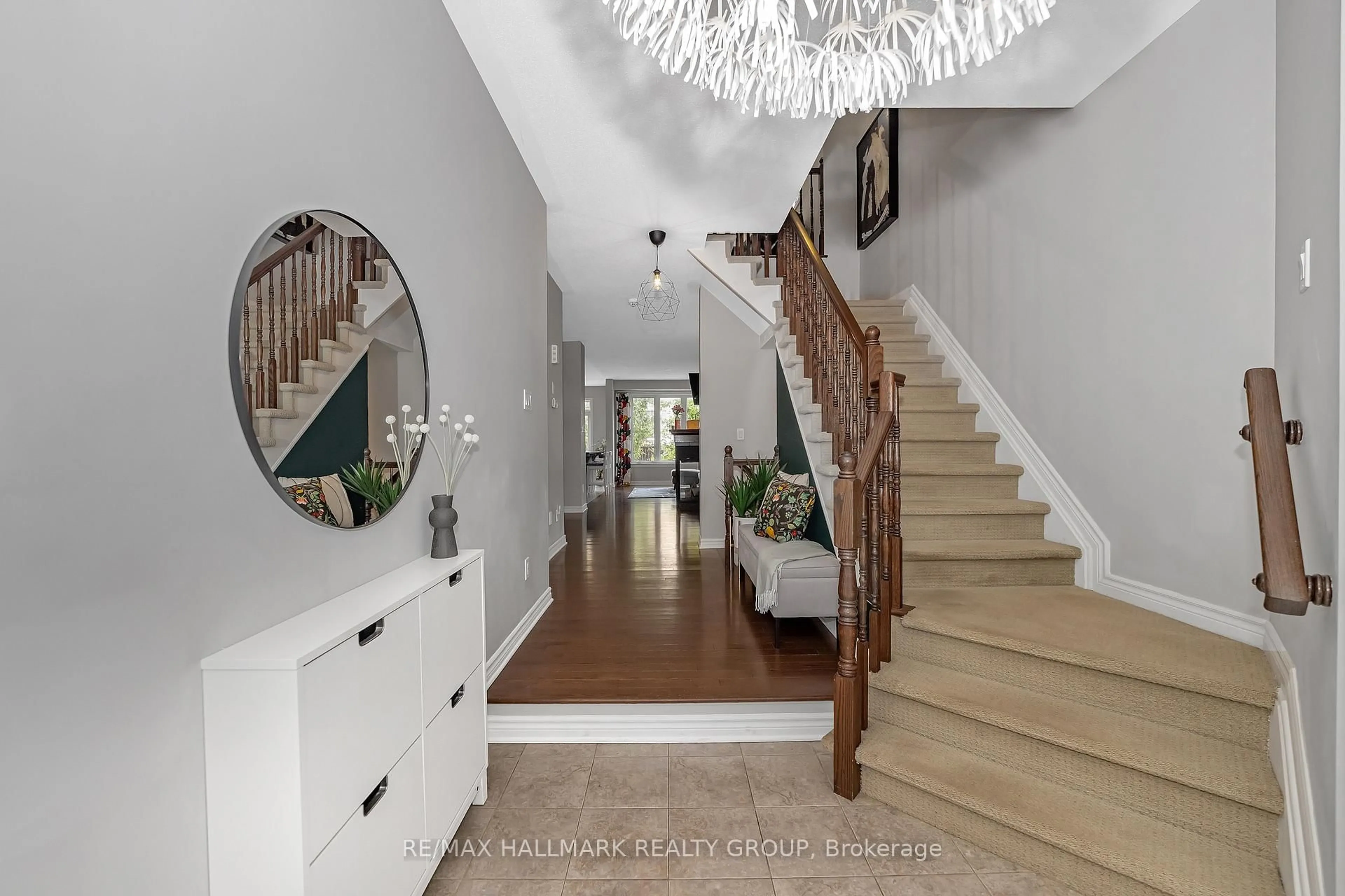 Indoor entryway for 771 Hazelnut Cres, Ottawa Ontario K1T 3T8