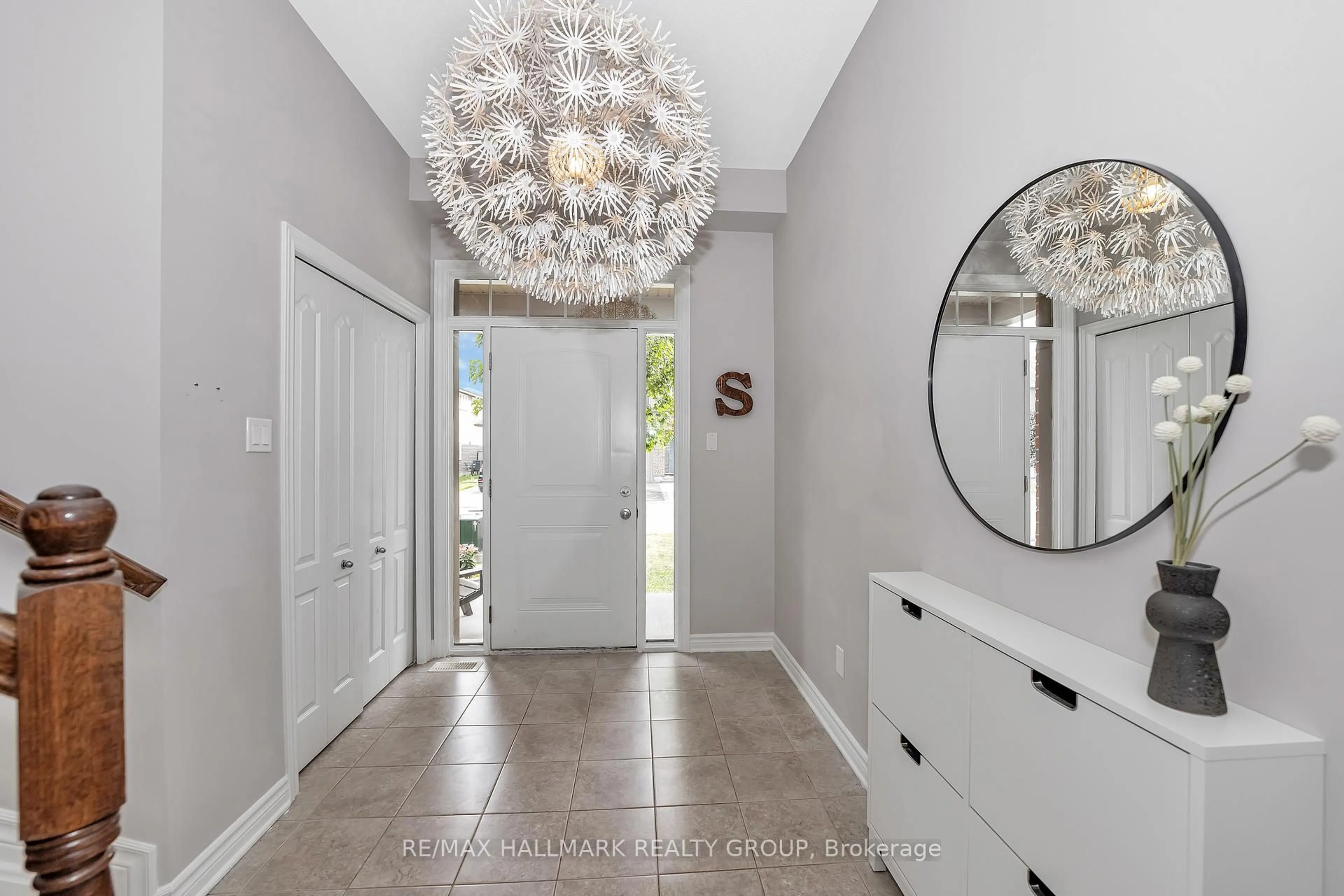 Indoor entryway for 771 Hazelnut Cres, Ottawa Ontario K1T 3T8