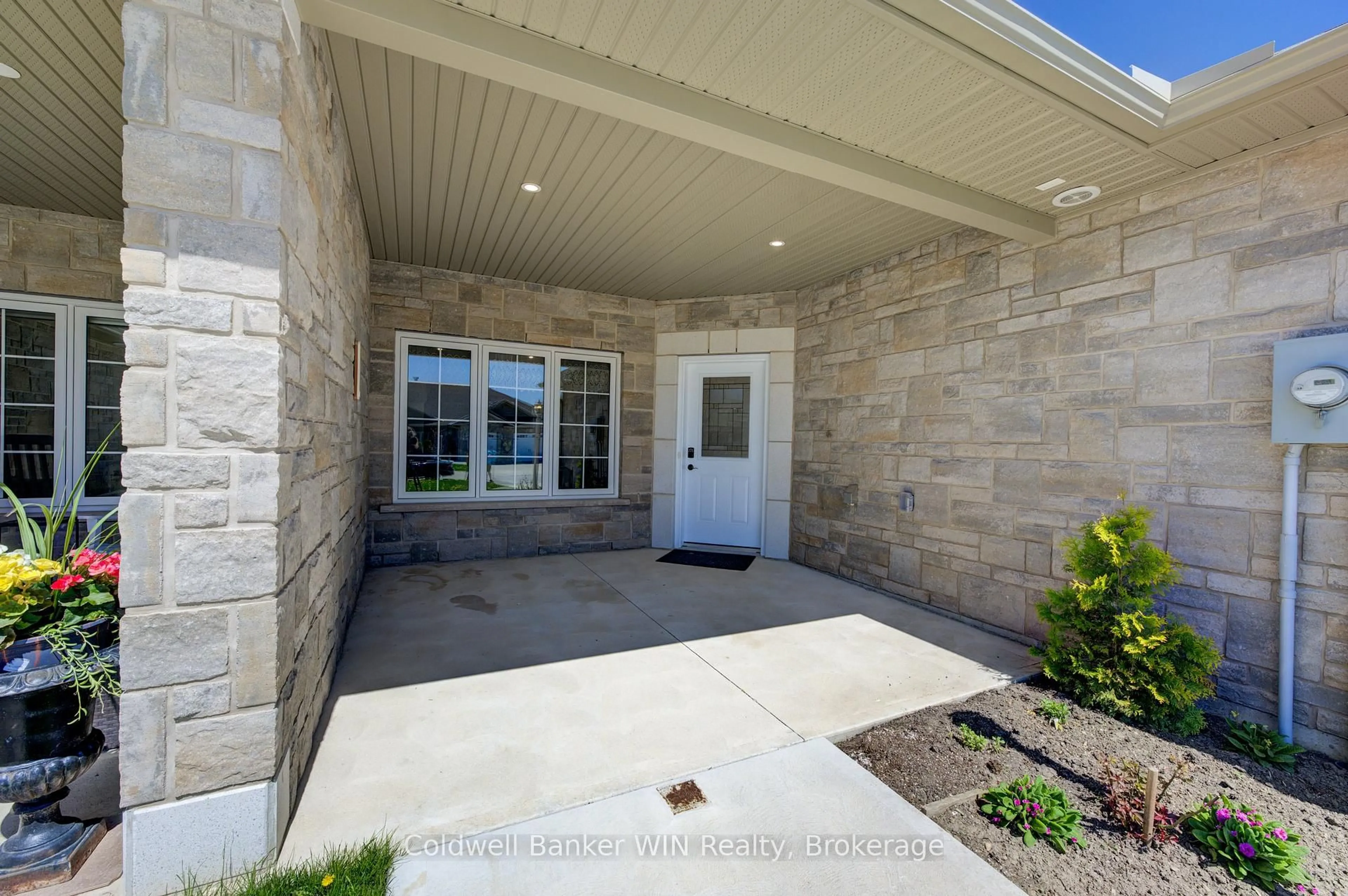 Indoor entryway for 103 Broomers Cres, Wellington North Ontario N0G 2L2