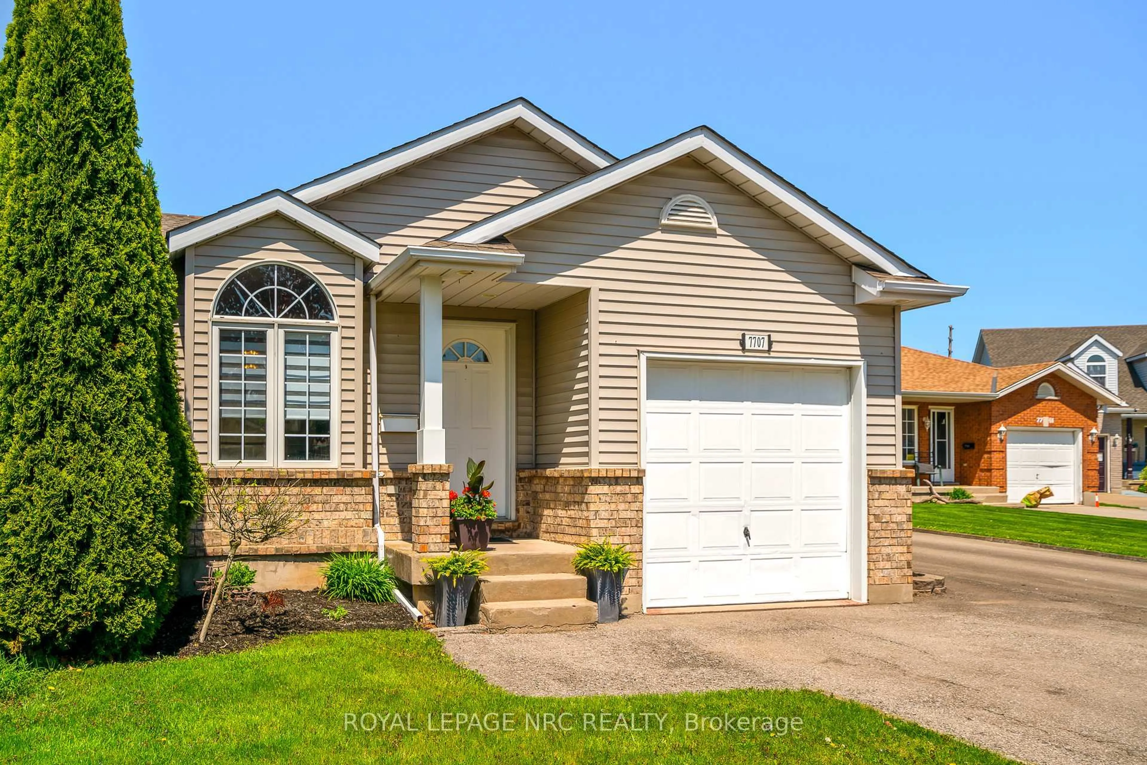 Home with vinyl exterior material, street for 7707 Cortina Cres, Niagara Falls Ontario L2H 3B4