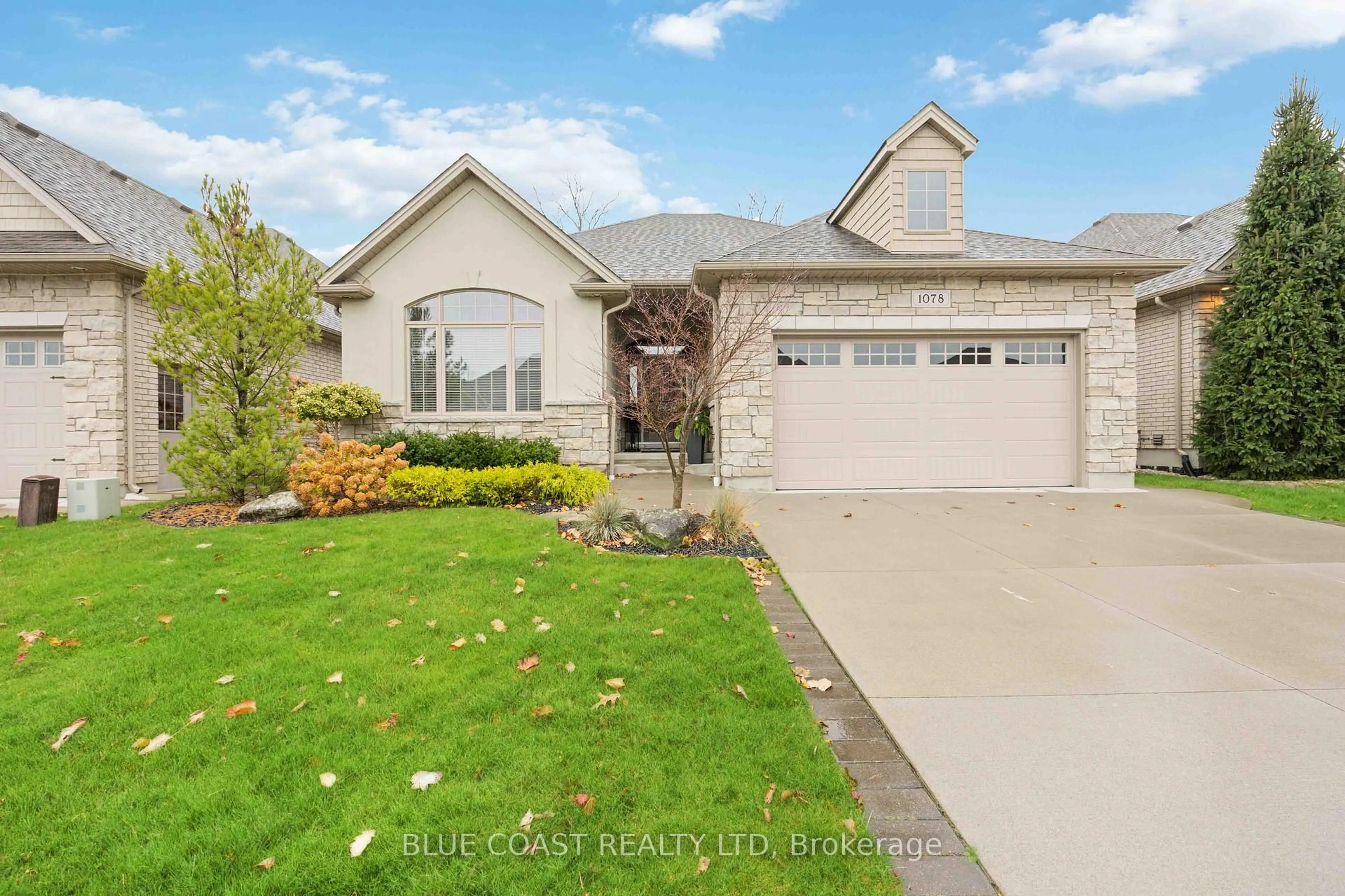 A pic from outside/outdoor area/front of a property/back of a property/a pic from drone, street for 1078 Mike Weir Dr, Sarnia Ontario N0N 1C0