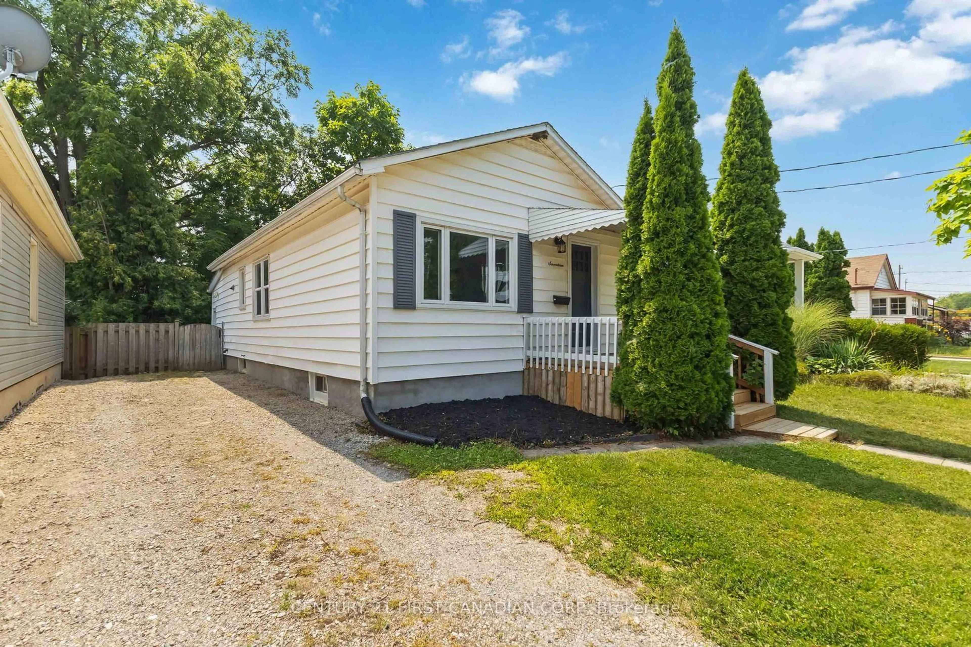 Home with vinyl exterior material, street for 17 HIGHWAY Ave, London South Ontario N6C 2K4