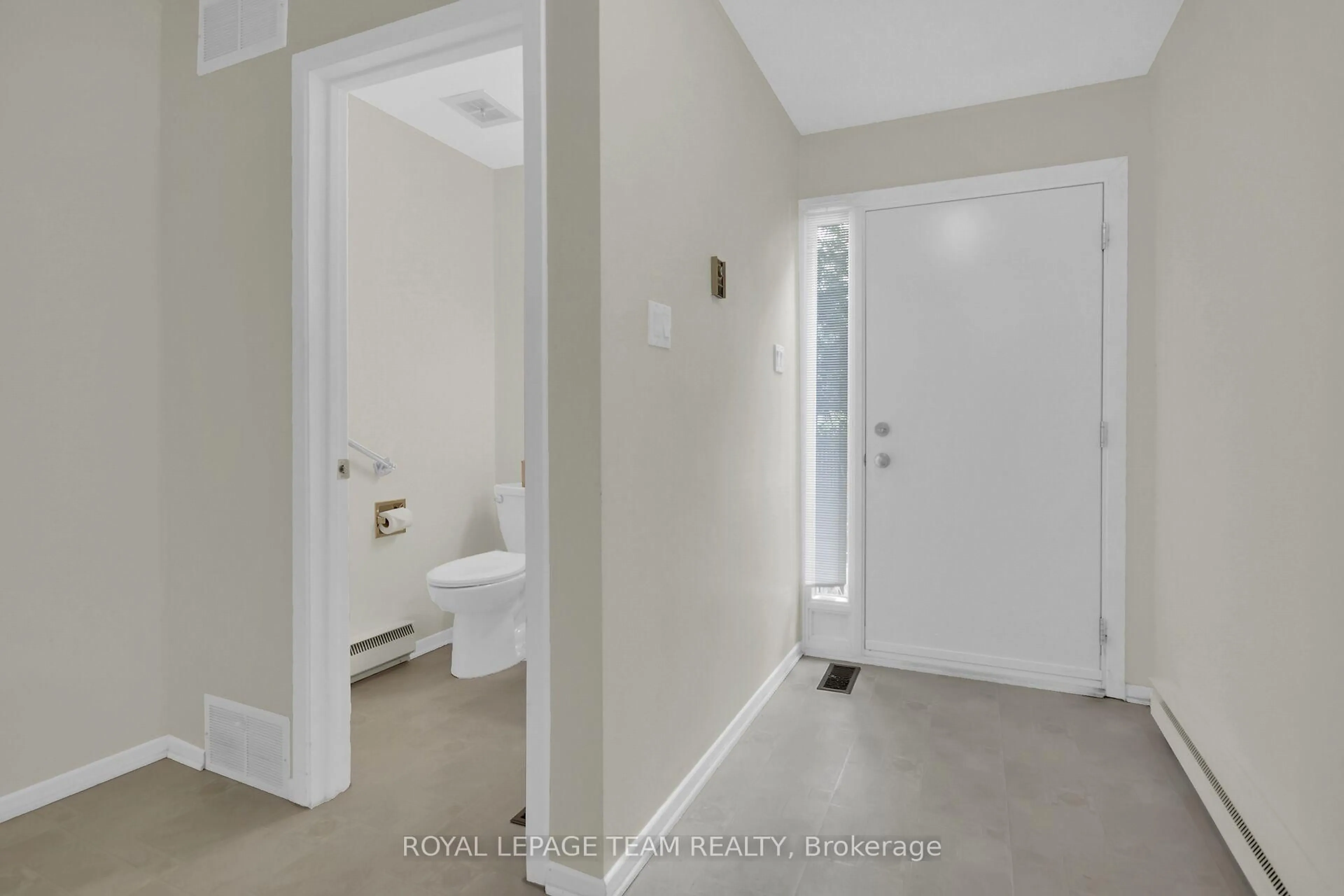 Indoor entryway for 13 Bethune Way, Kanata Ontario K2K 1C2