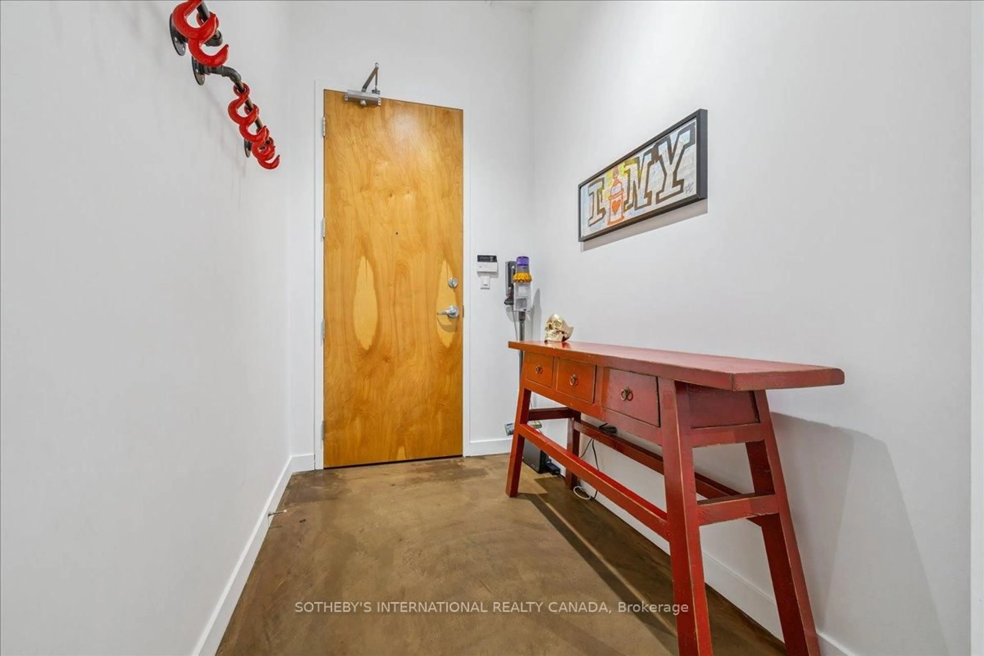 Indoor entryway for 66 Bay St #301, Hamilton Ontario L8P 4Z6