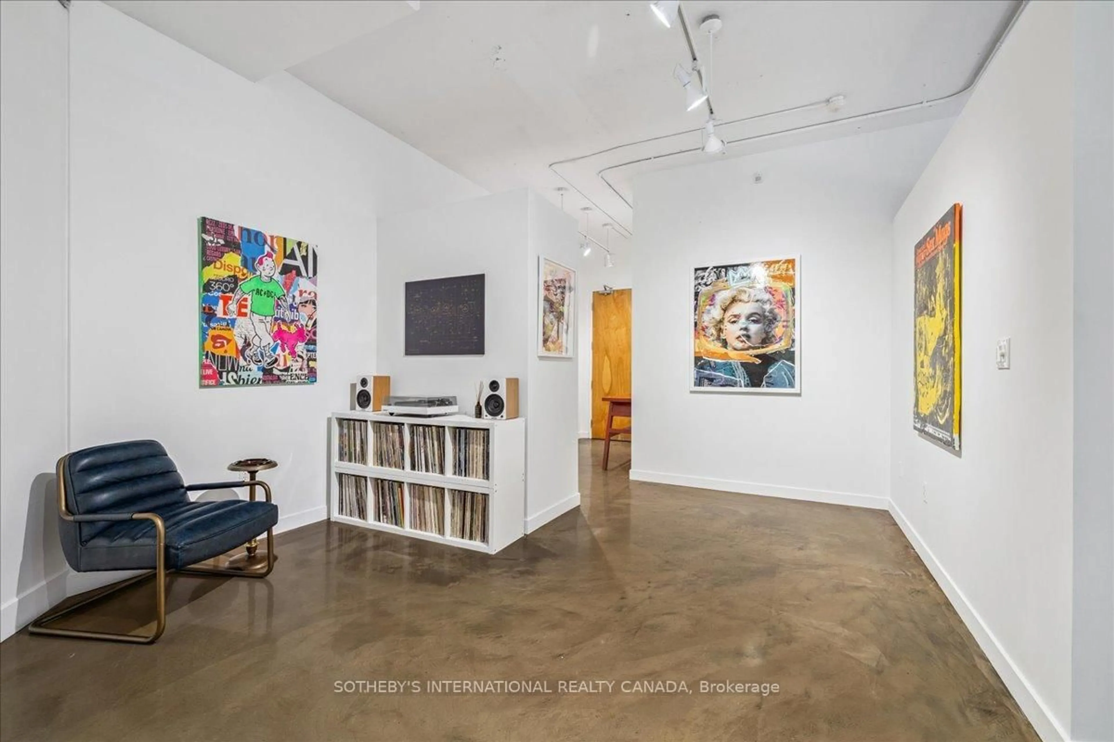 Indoor foyer for 66 Bay St #301, Hamilton Ontario L8P 4Z6