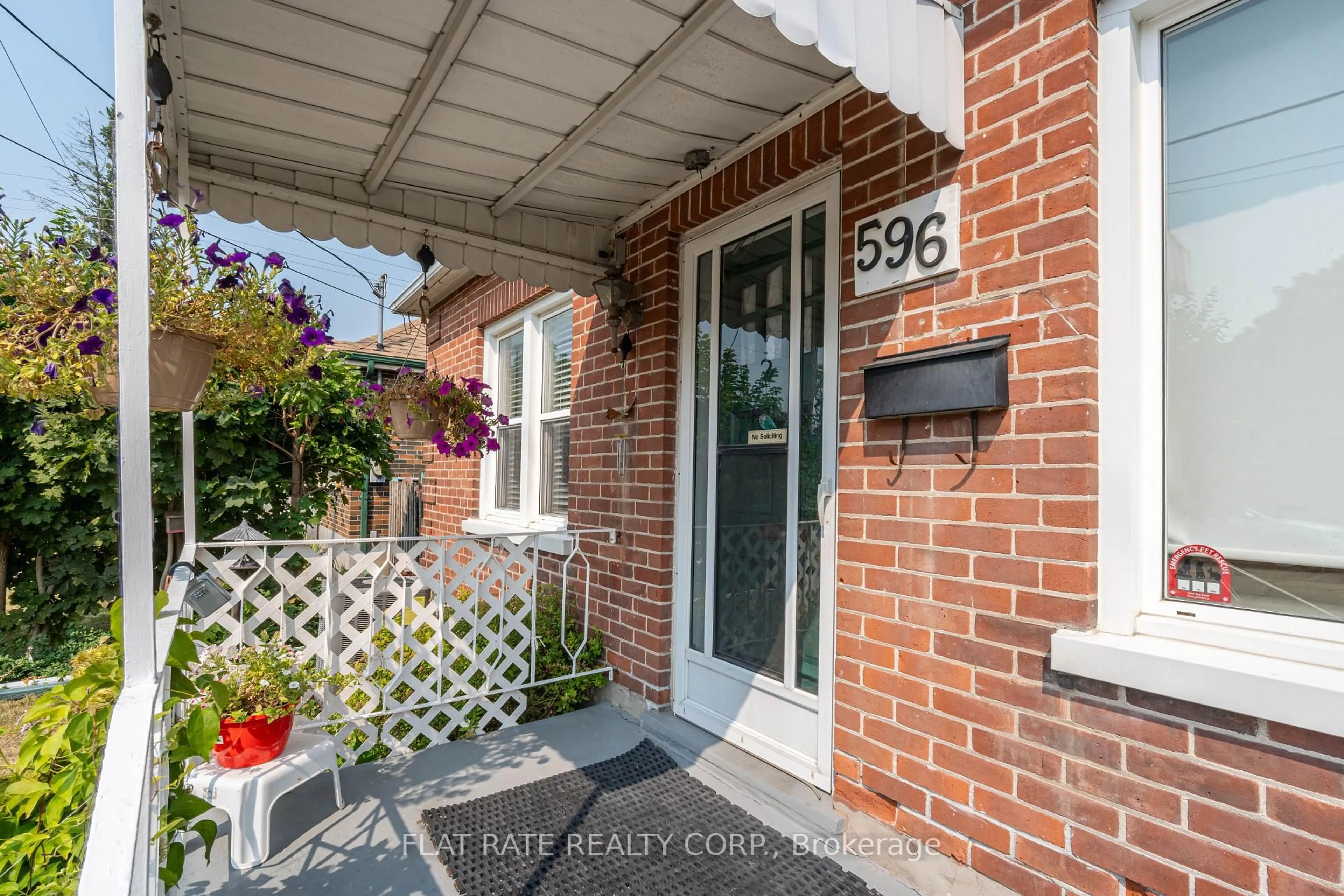 Indoor entryway for 596 McCannan Ave, Peterborough Central Ontario K9J 4J6