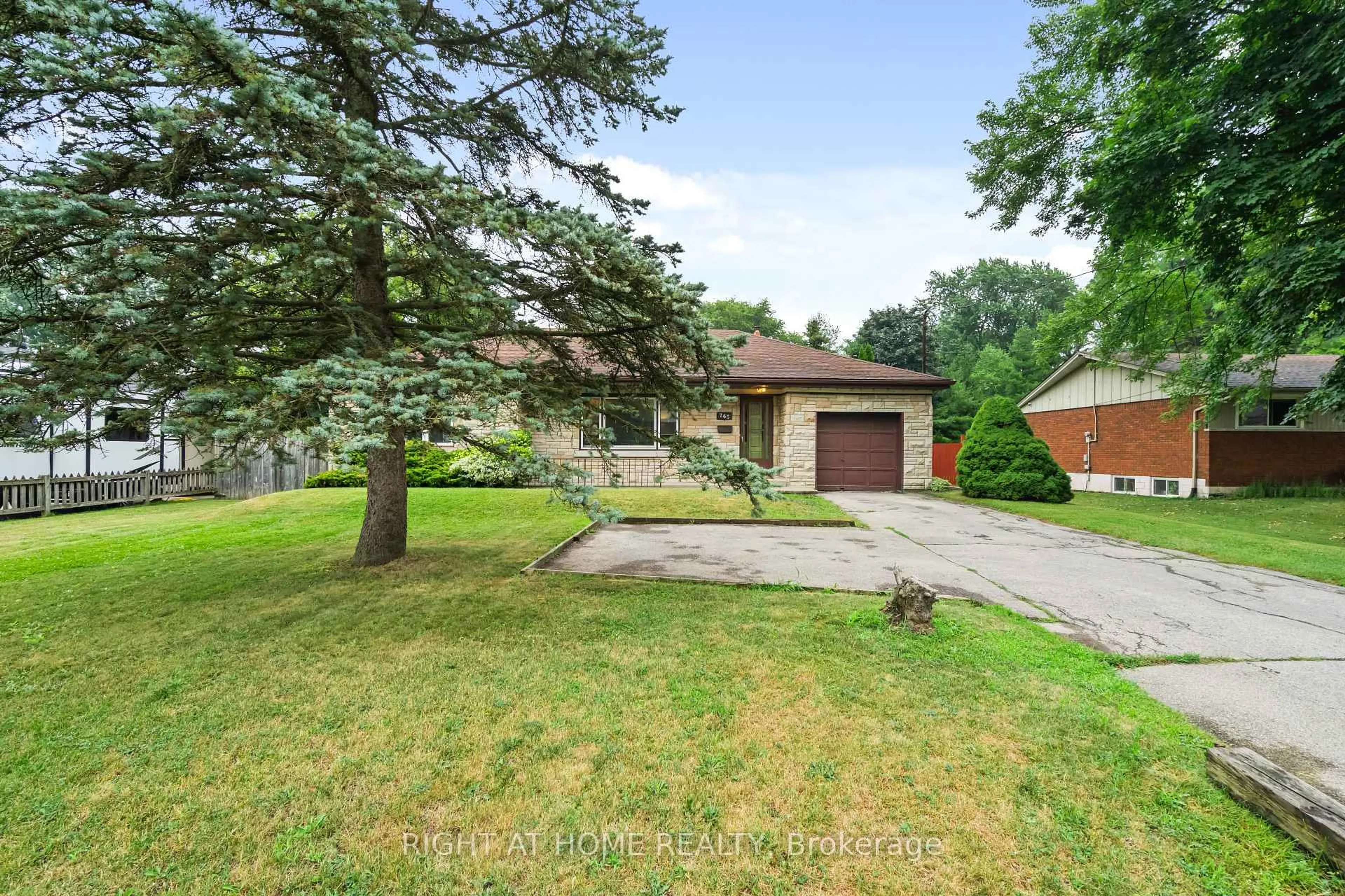 A pic from outside/outdoor area/front of a property/back of a property/a pic from drone, street for 265 Fiddlers Green Rd, Hamilton Ontario L9G 1W9
