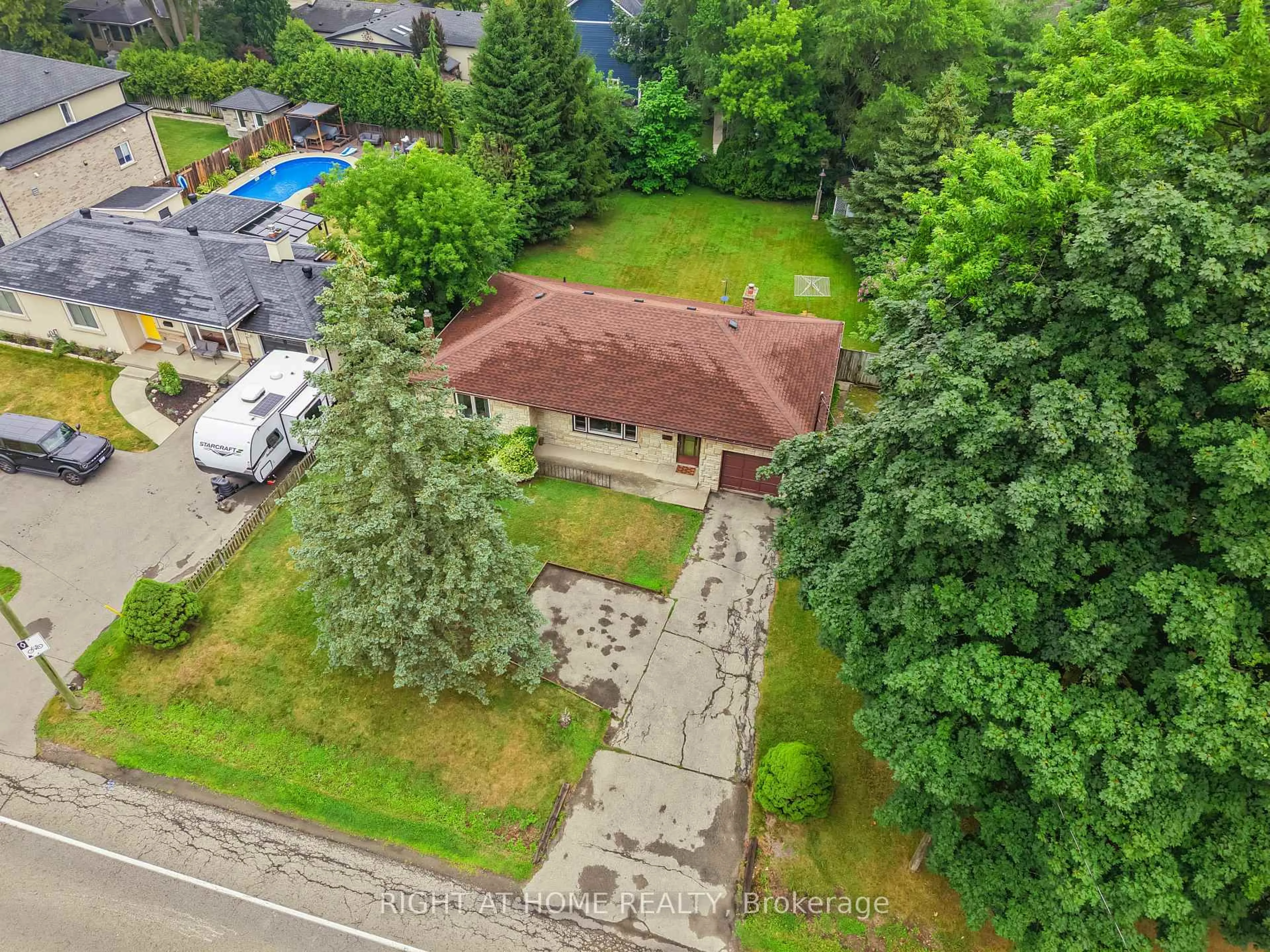 A pic from outside/outdoor area/front of a property/back of a property/a pic from drone, street for 265 Fiddlers Green Rd, Hamilton Ontario L9G 1W9