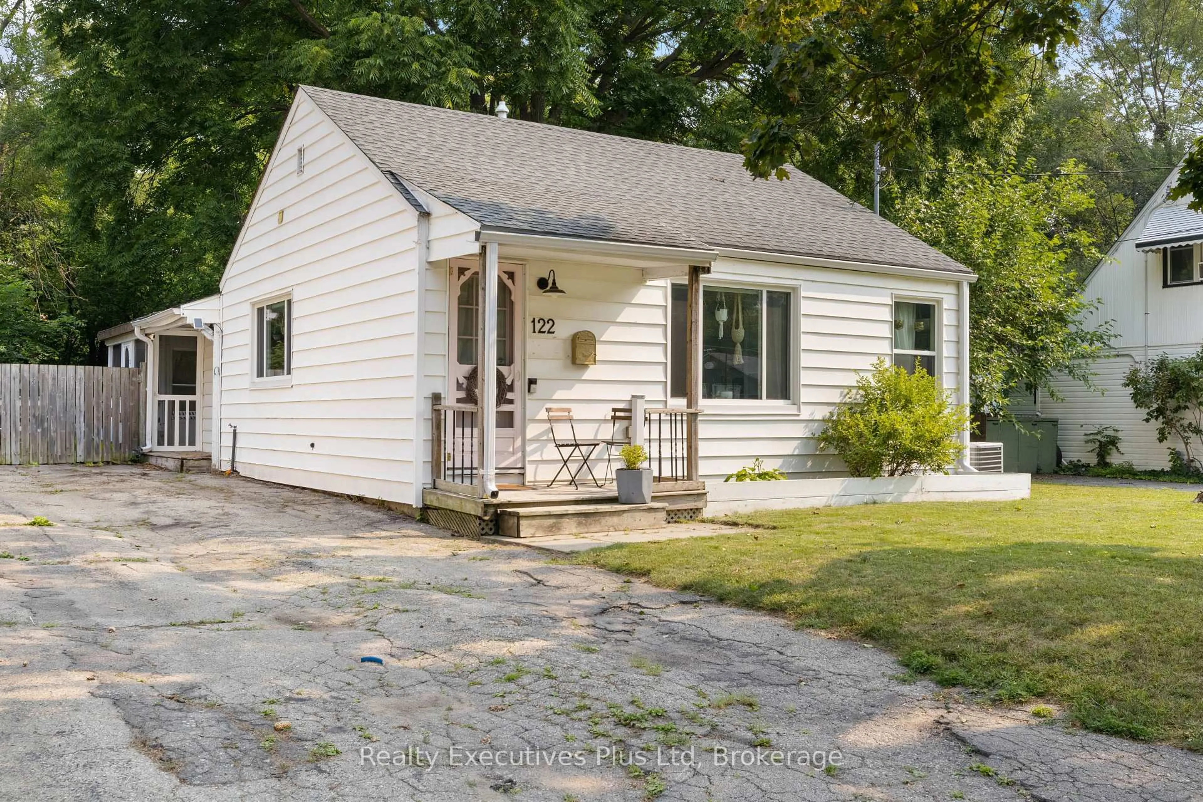 Home with vinyl exterior material, street for 122 Spadina Rd, Kitchener Ontario N2M 3X4