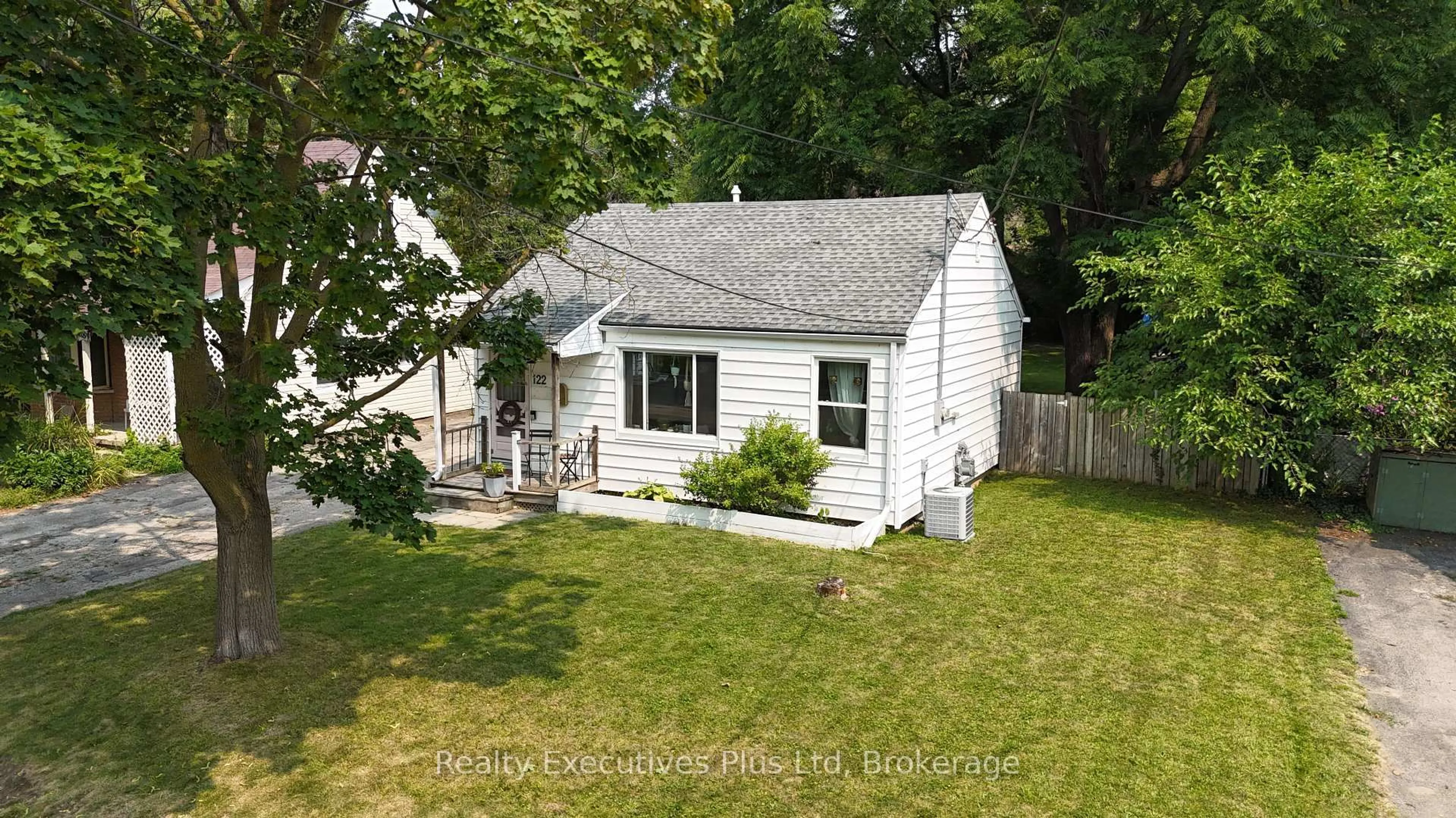 A pic from outside/outdoor area/front of a property/back of a property/a pic from drone, street for 122 Spadina Rd, Kitchener Ontario N2M 3X4