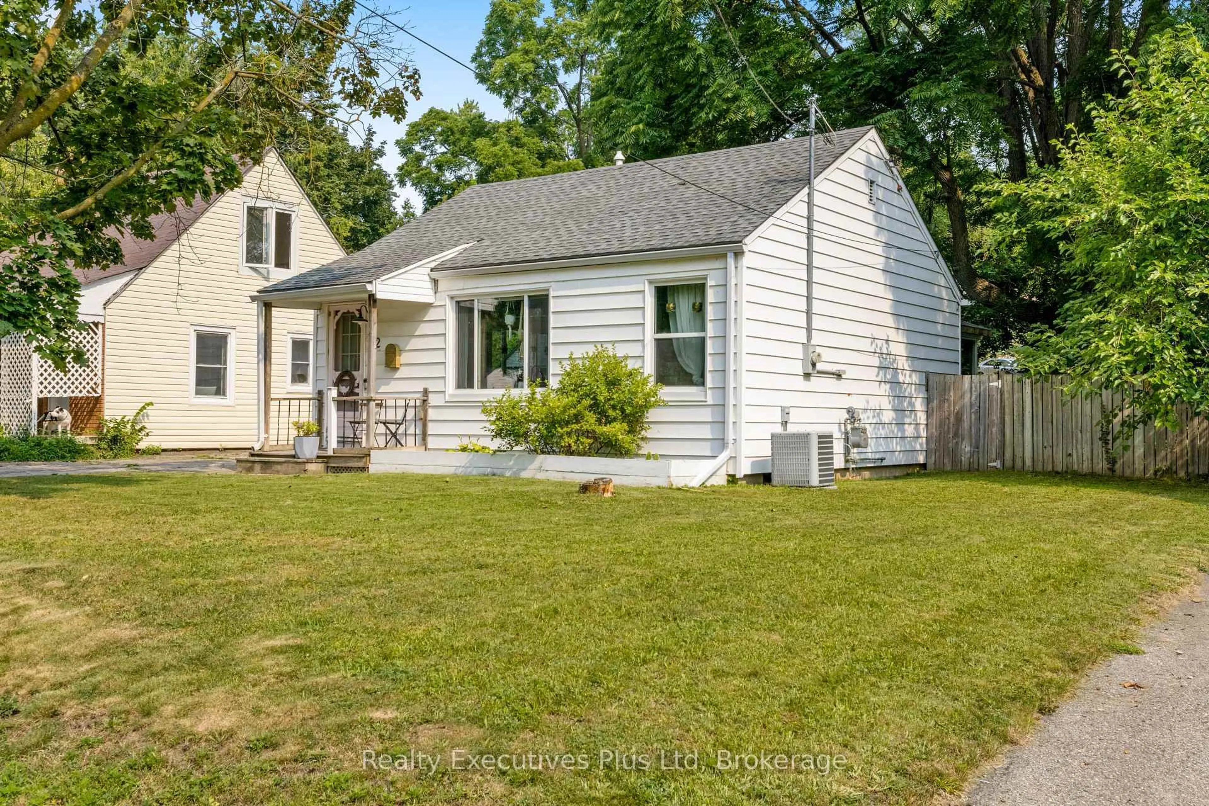Home with vinyl exterior material, street for 122 Spadina Rd, Kitchener Ontario N2M 3X4