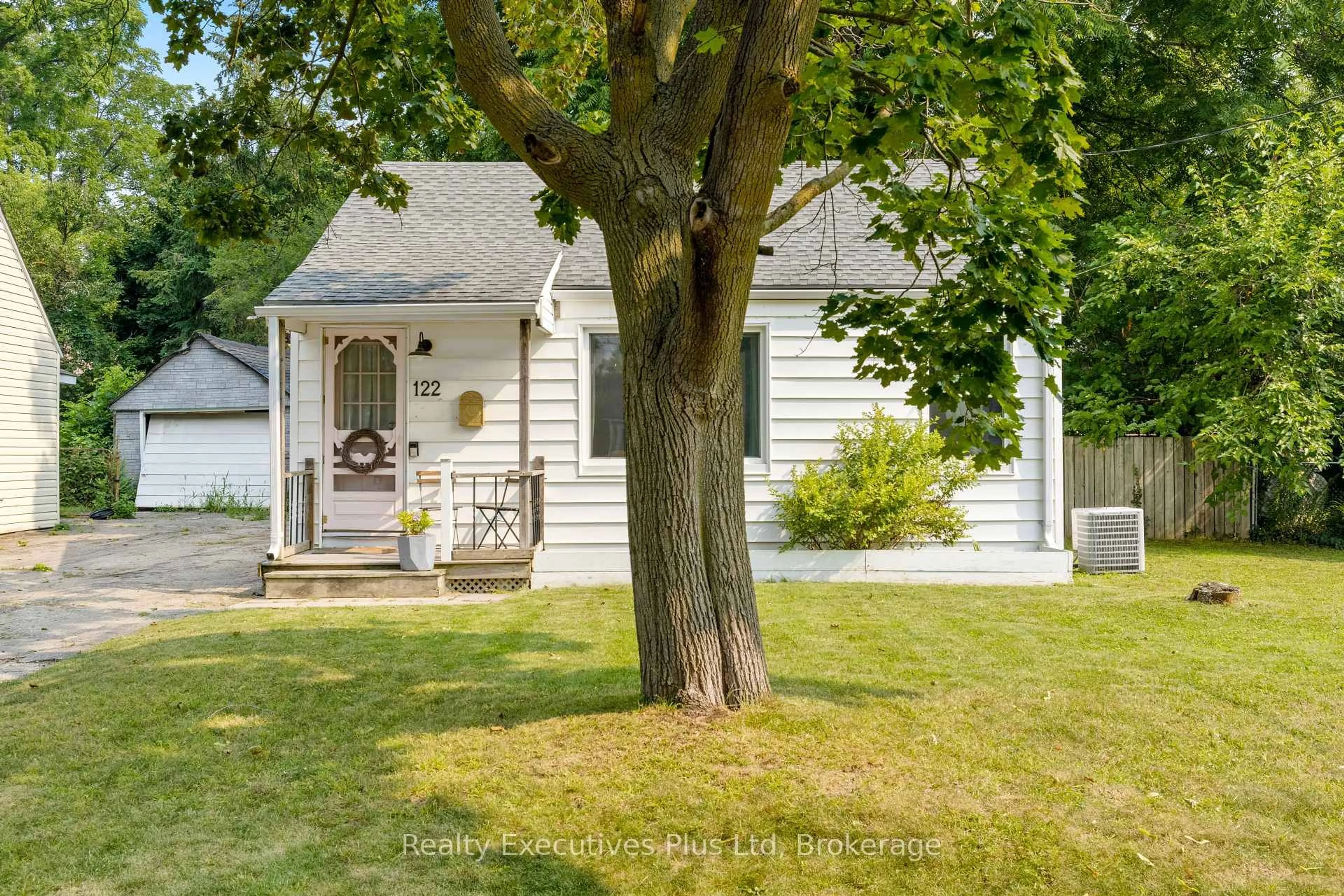 Home with vinyl exterior material, street for 122 Spadina Rd, Kitchener Ontario N2M 3X4
