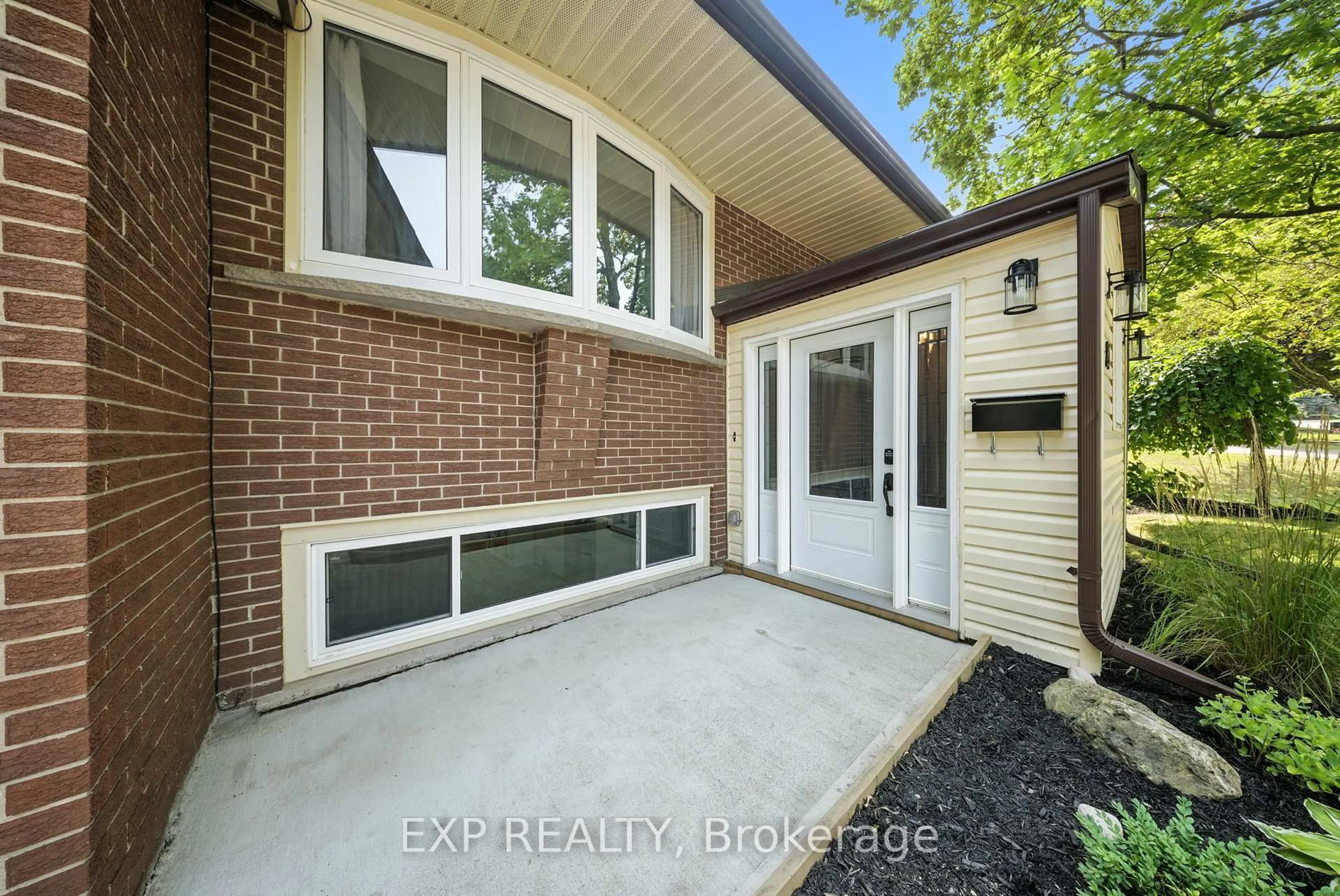 Indoor entryway for 81 Randall Rd, Cambridge Ontario N3C 1R8