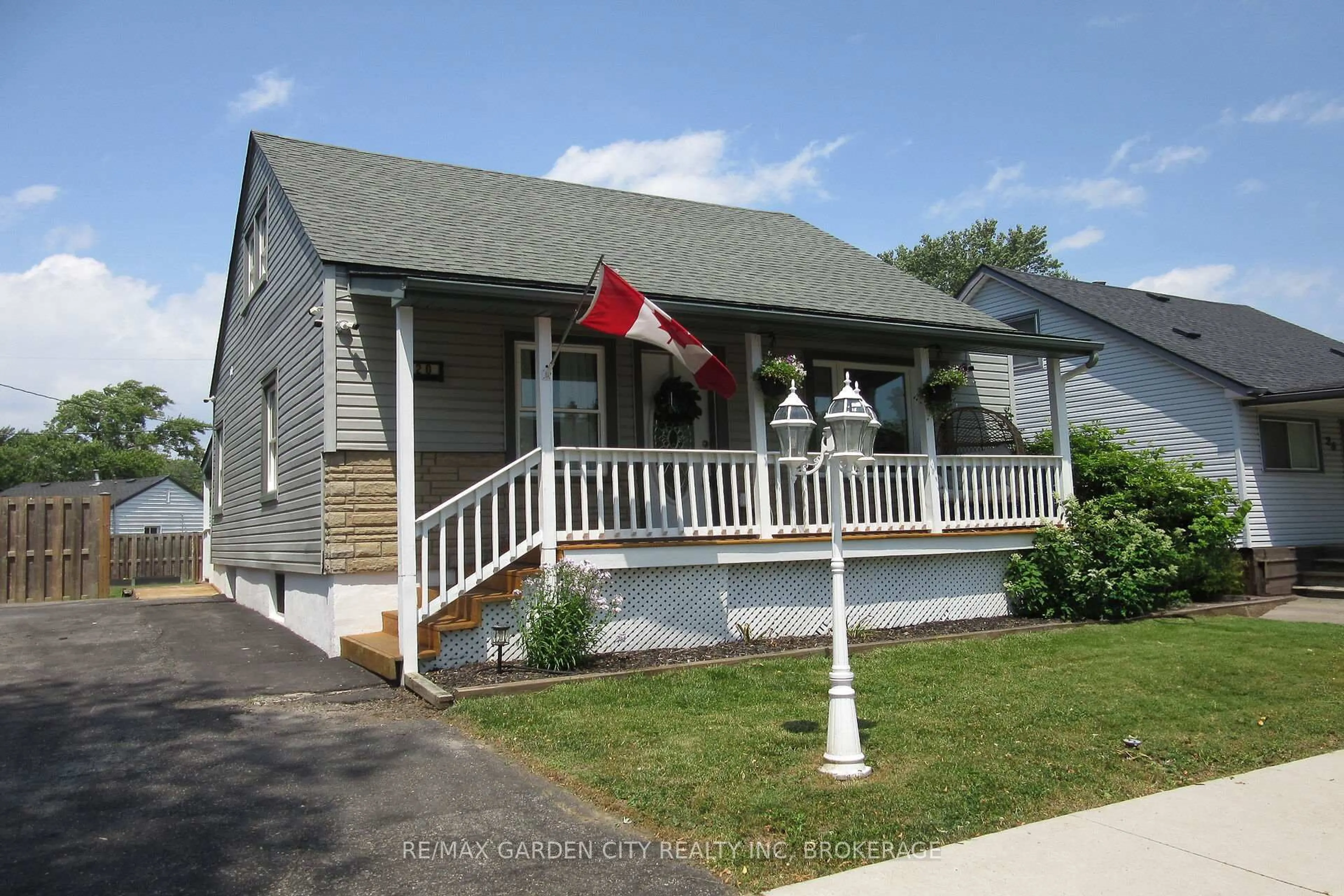 Home with vinyl exterior material, street for 20 Ajax Ave, Welland Ontario L3B 4W8