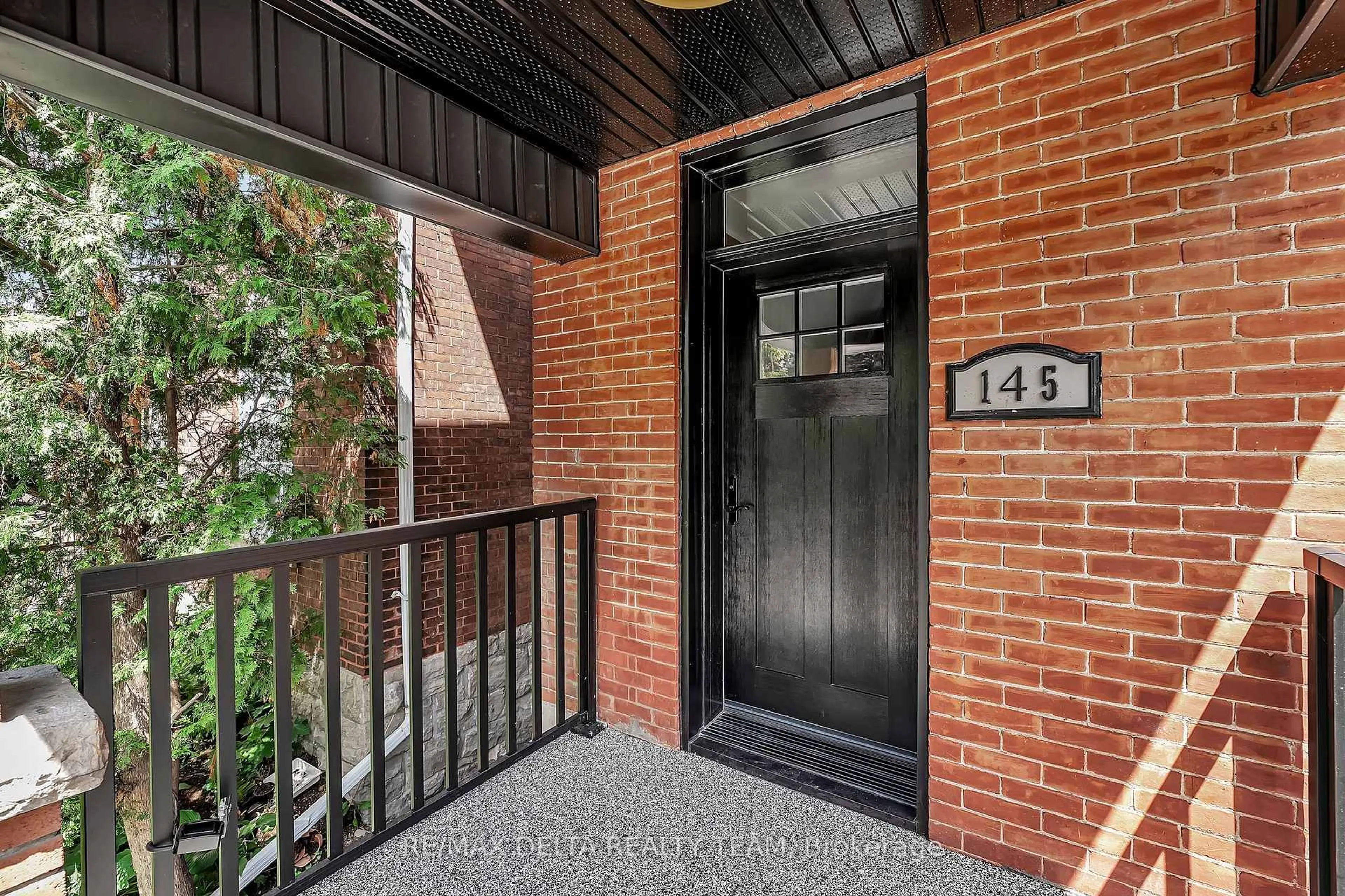 Indoor entryway for 145 Spadina Ave, Ottawa Ontario K1Y 2C2