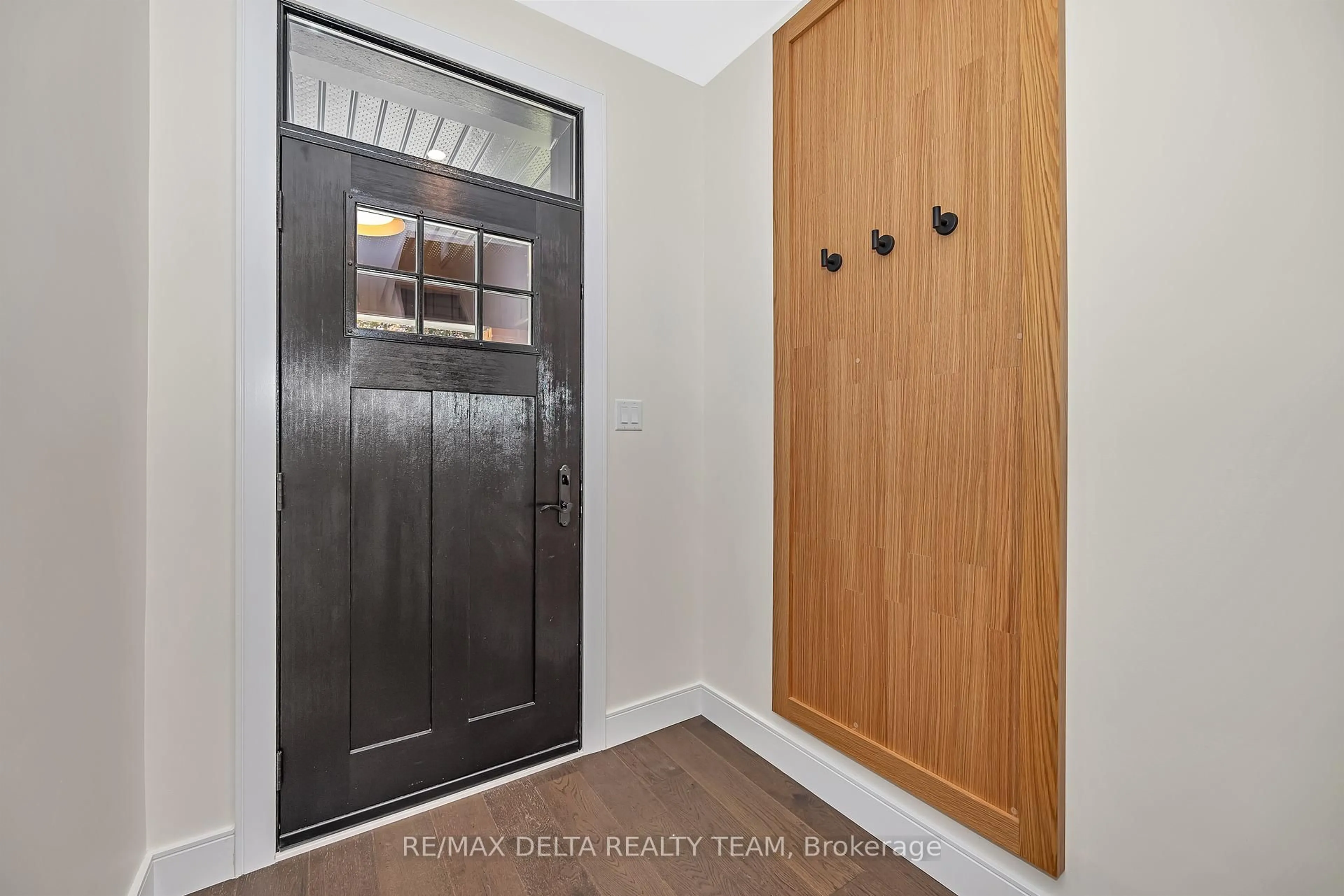 Indoor entryway for 145 Spadina Ave, Ottawa Ontario K1Y 2C2