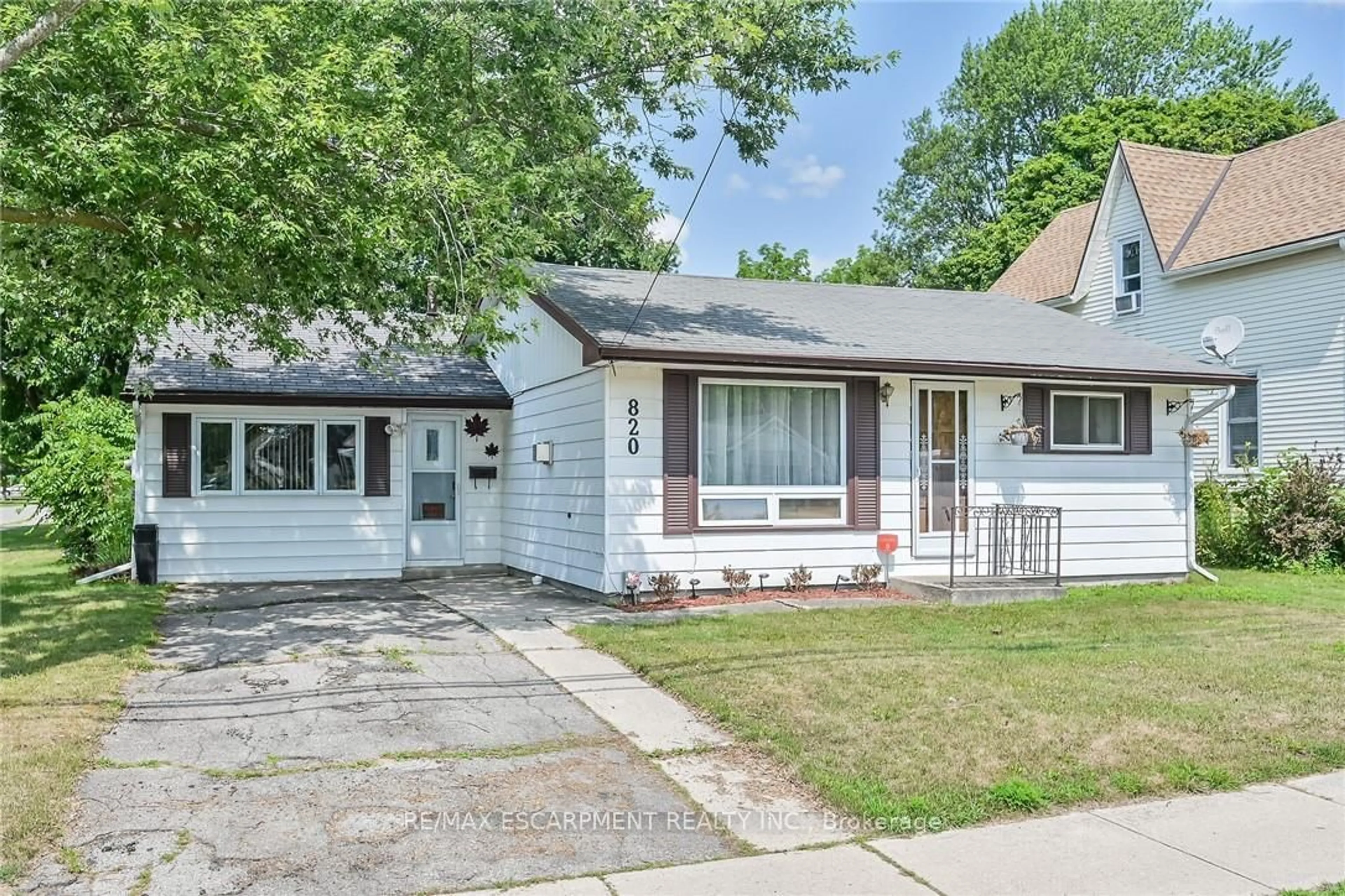 Home with vinyl exterior material, street for 820 Pine St, Haldimand Ontario N1A 2M5