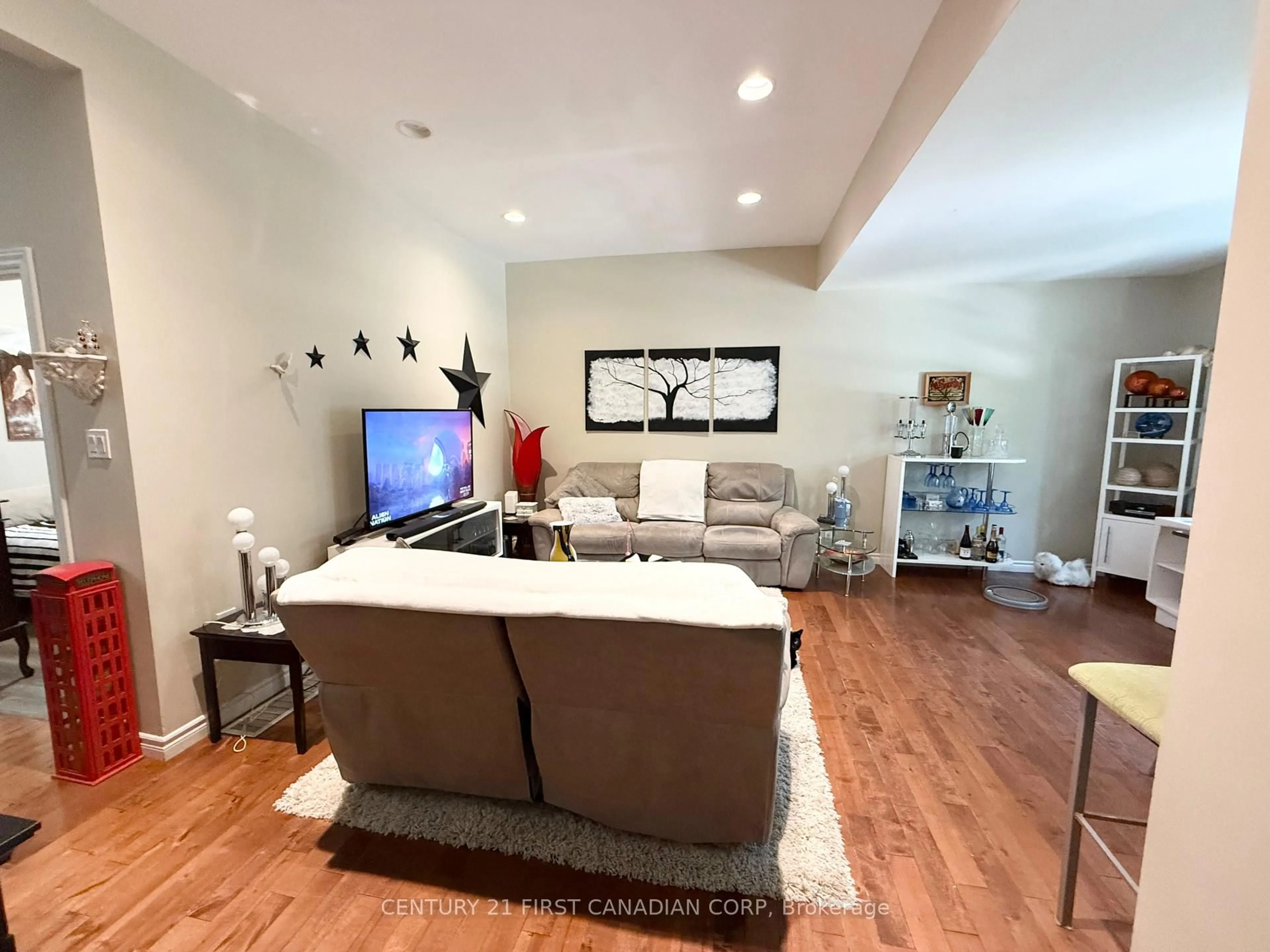 Living room with furniture, unknown for 528 Pall Mall St, London East Ontario N5Y 2Z6