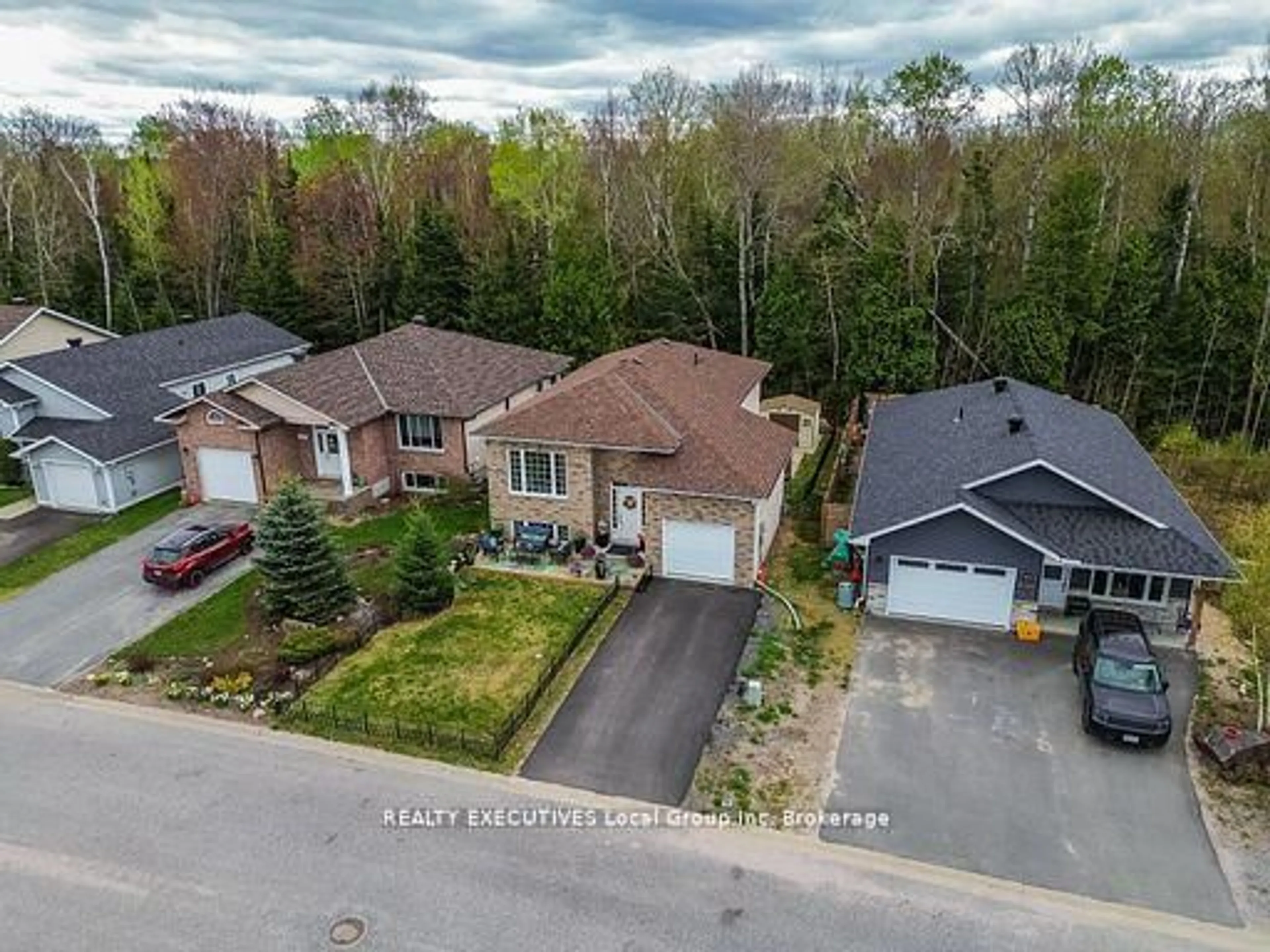 A pic from outside/outdoor area/front of a property/back of a property/a pic from drone, street for 325 THELMA Ave, North Bay Ontario P1A 4M9
