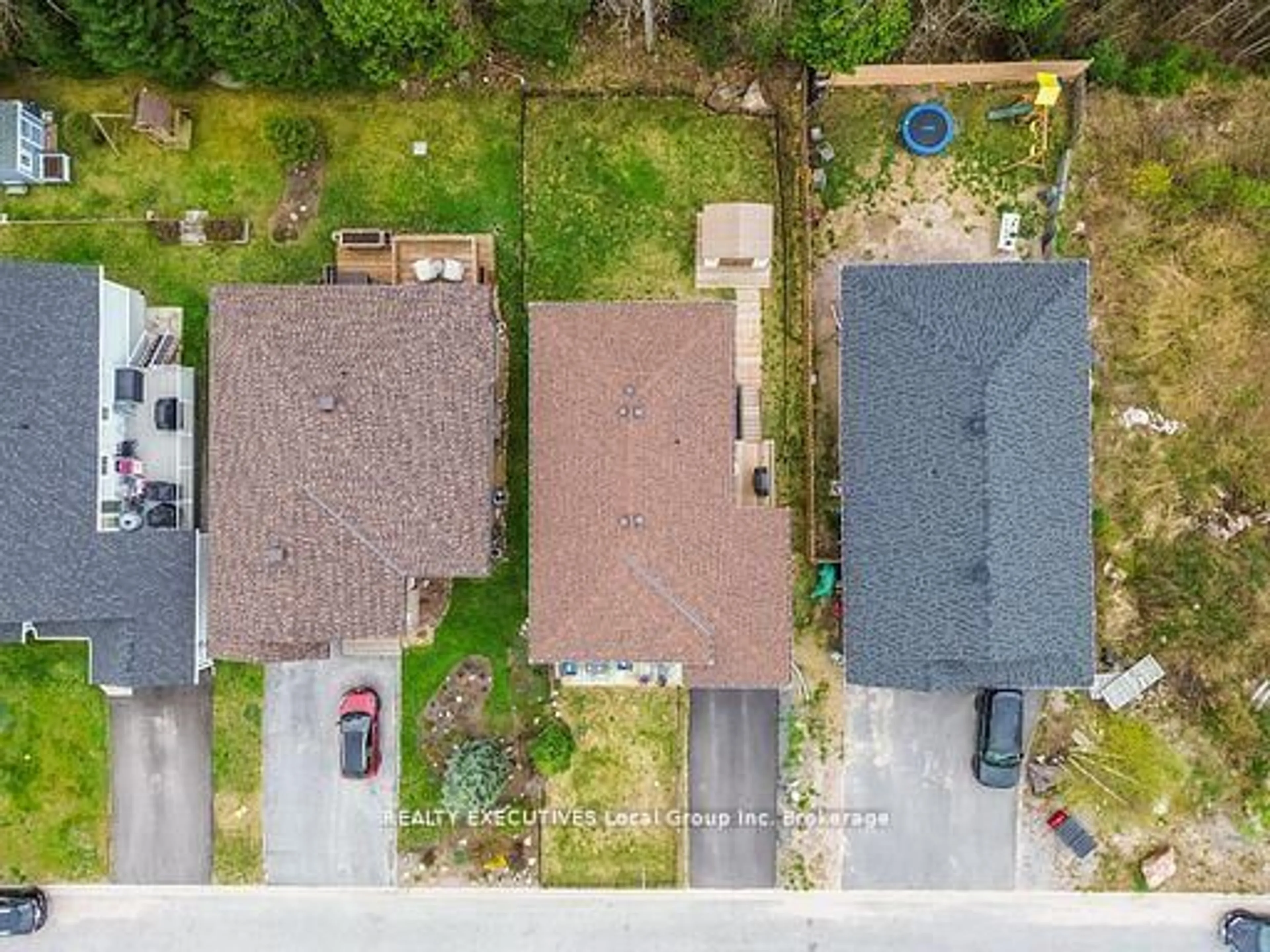 A pic from outside/outdoor area/front of a property/back of a property/a pic from drone, street for 325 THELMA Ave, North Bay Ontario P1A 4M9