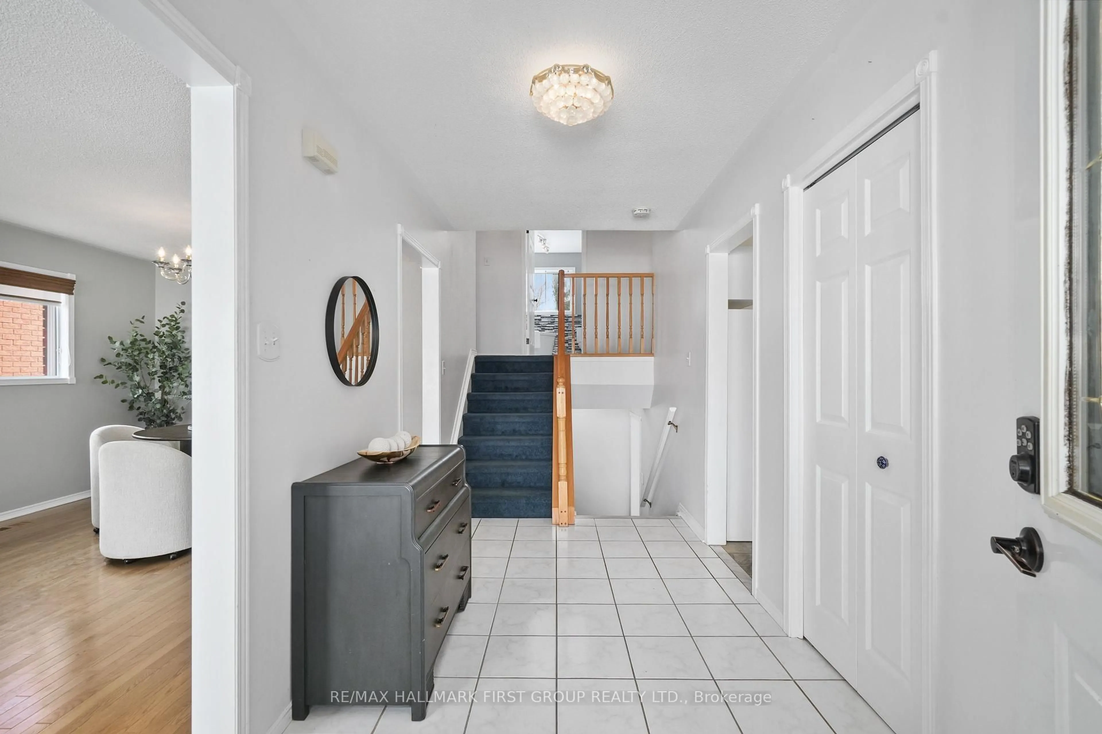 Indoor entryway for 227 Huycke St, Cobourg Ontario K9A 5K8
