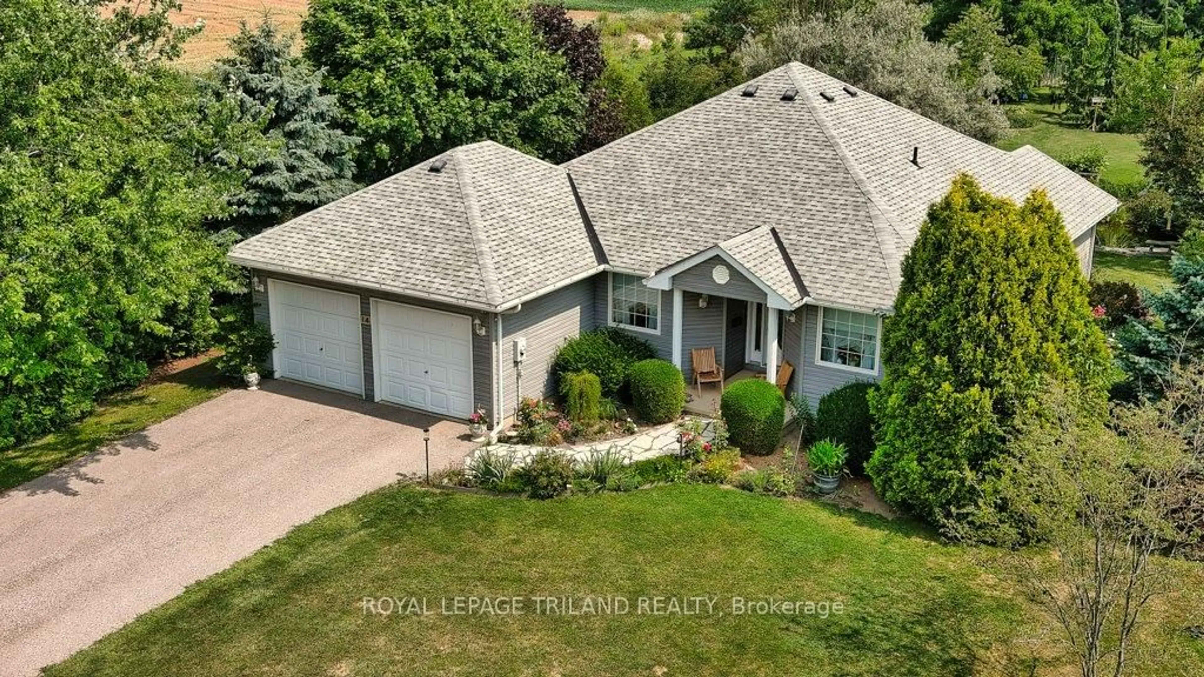 A pic from outside/outdoor area/front of a property/back of a property/a pic from drone, street for 14 Poplar St, Dutton/Dunwich Ontario N0L 2M0