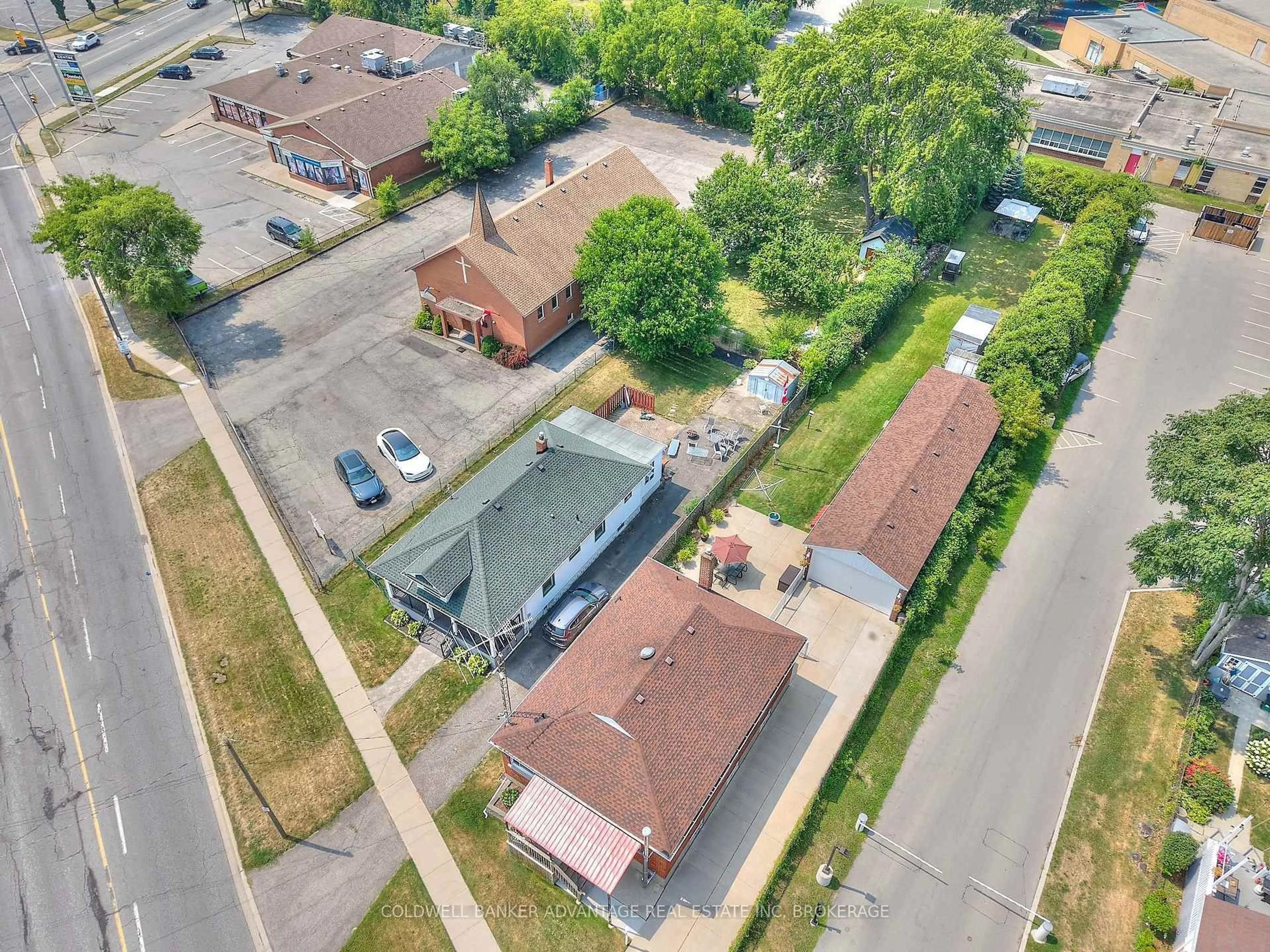 A pic from outside/outdoor area/front of a property/back of a property/a pic from drone, street for 323 Niagara St, St. Catharines Ontario L2M 4V9