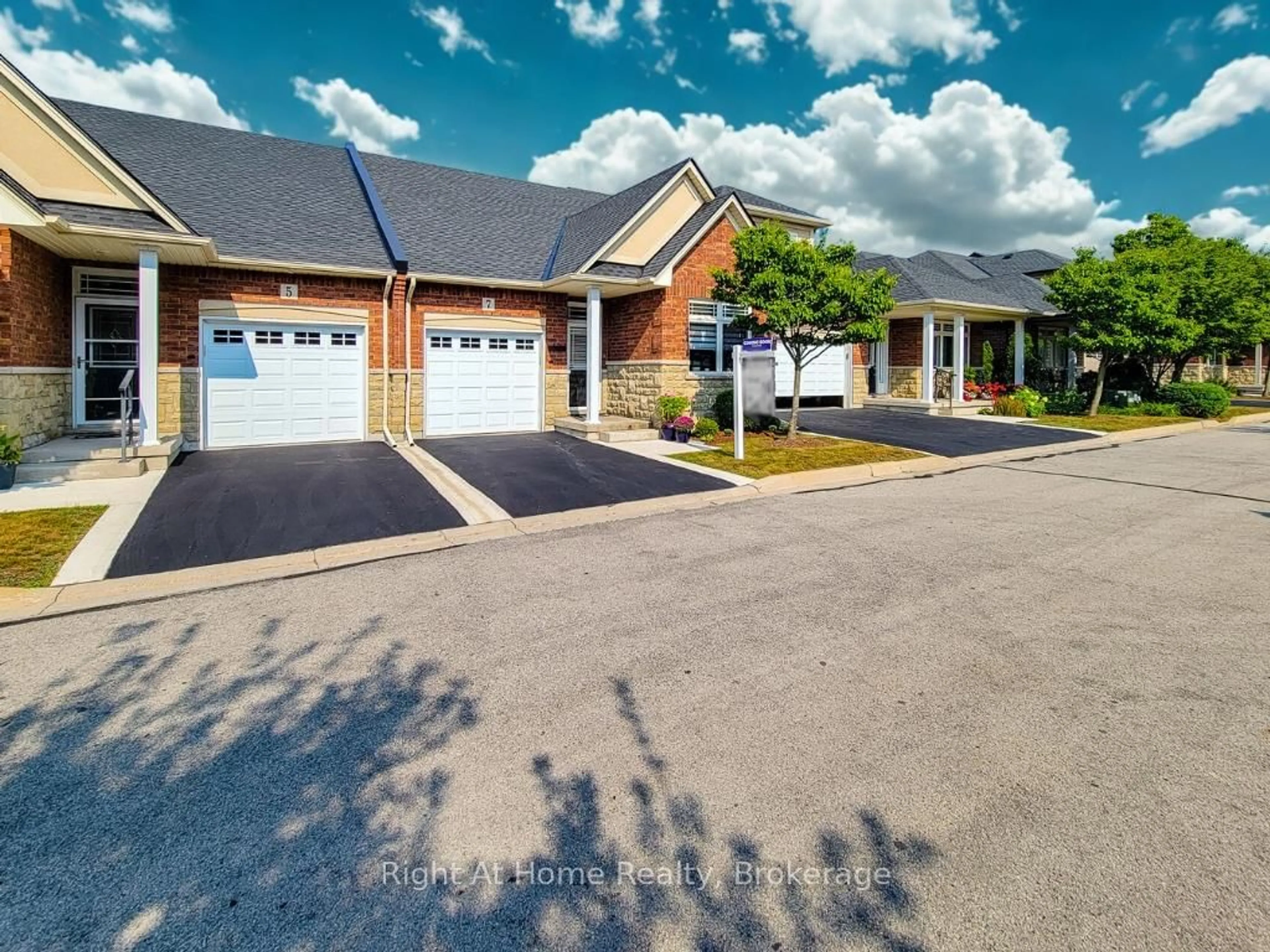 A pic from outside/outdoor area/front of a property/back of a property/a pic from drone, street for 7 Landscapes Tr, Hamilton Ontario L9K 0A1