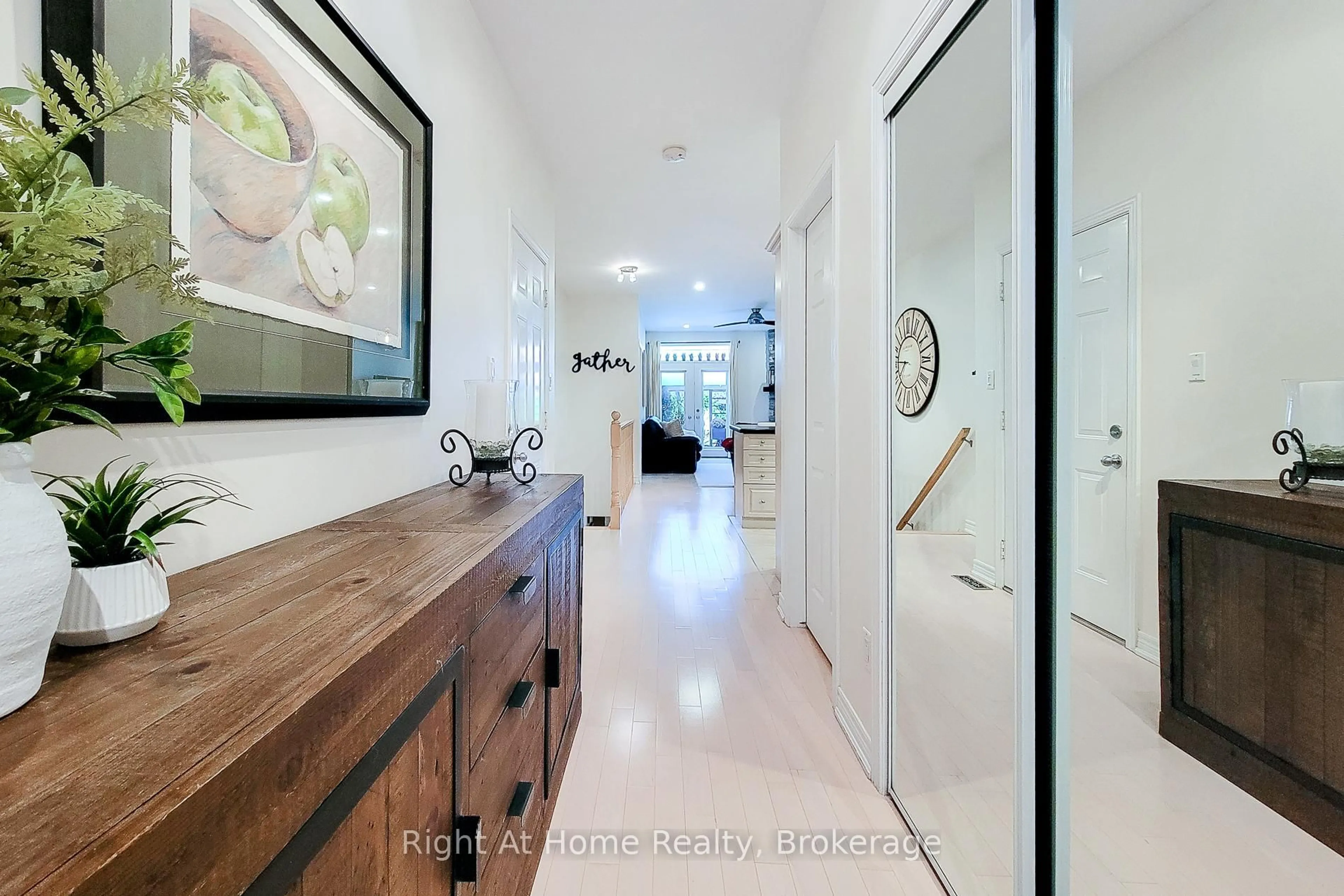 Indoor entryway for 7 Landscapes Tr, Hamilton Ontario L9K 0A1