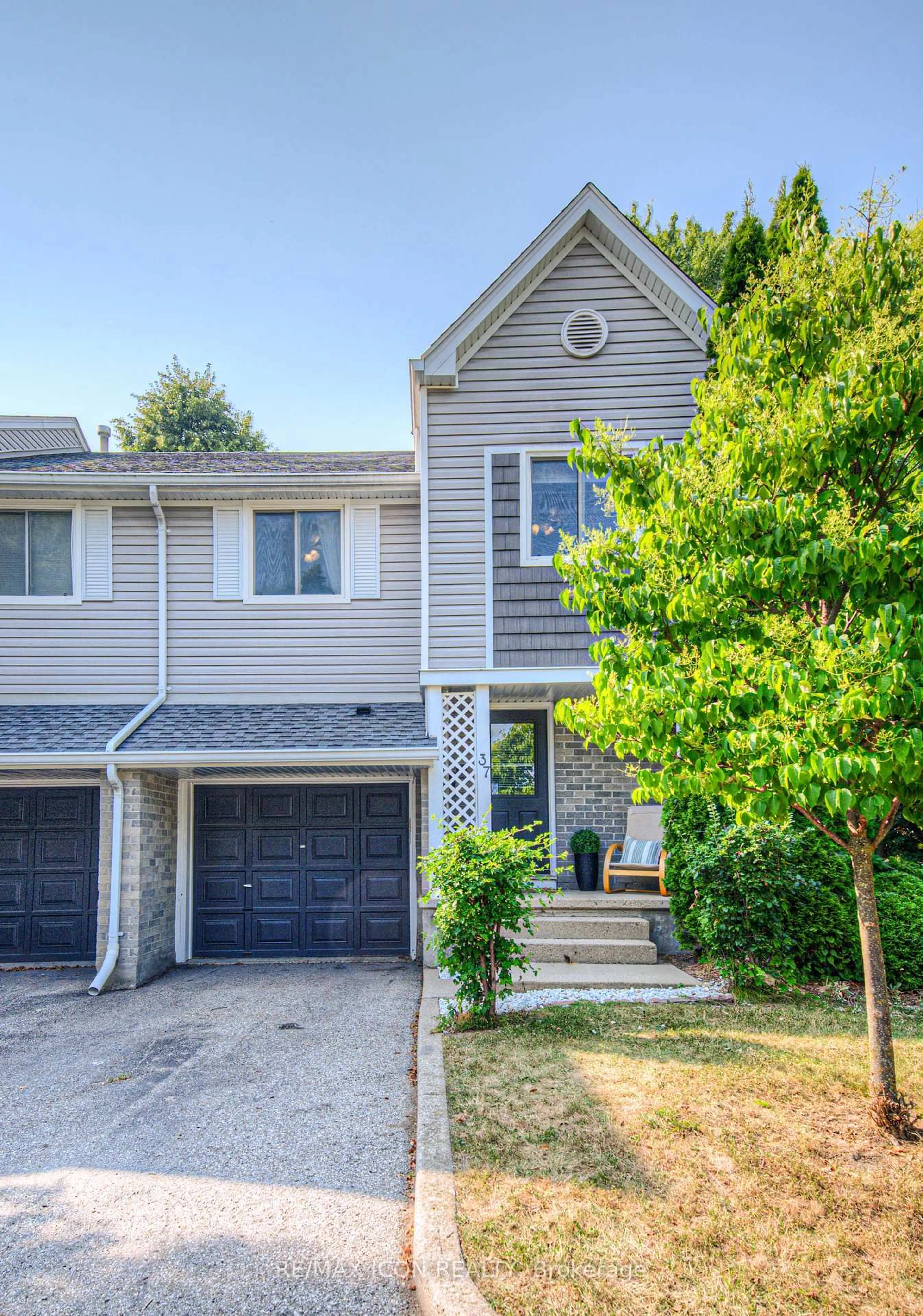 Home with vinyl exterior material, street for 54 Green Valley Dr #37, Kitchener Ontario N2P 2A1