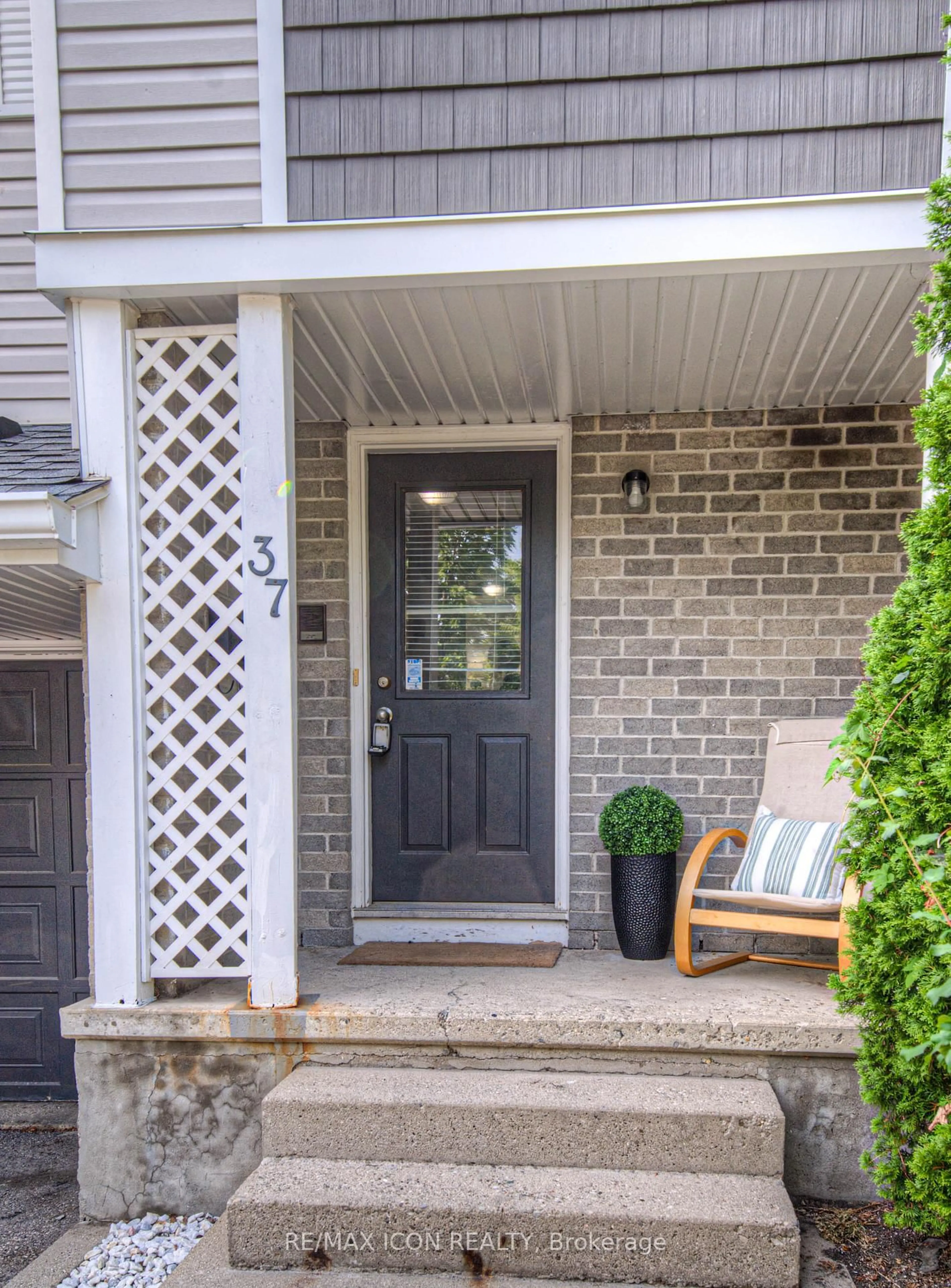 Indoor entryway for 54 Green Valley Dr #37, Kitchener Ontario N2P 2A1