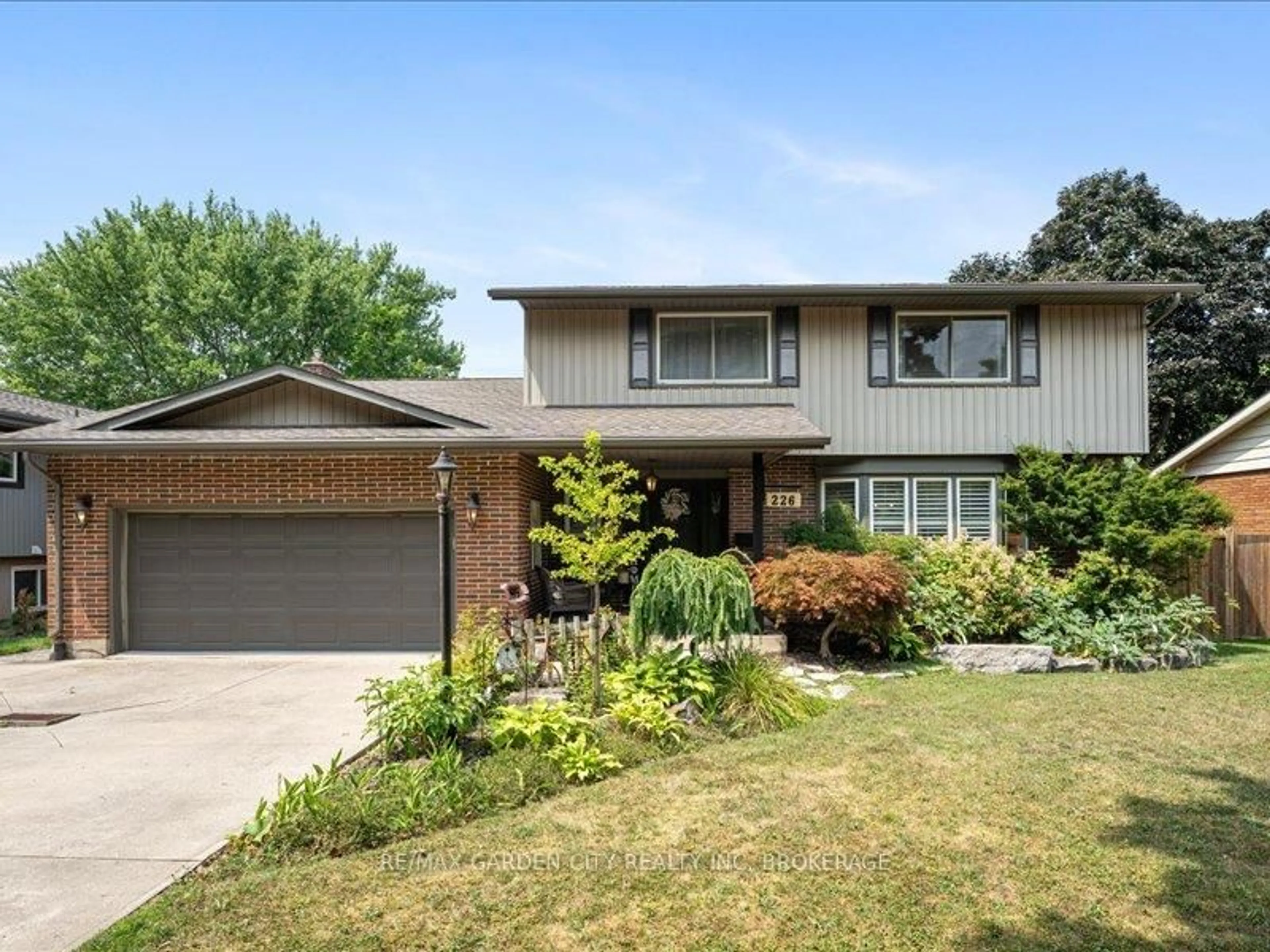 Home with brick exterior material, street for 226 Riverview Blvd, St. Catharines Ontario L2T 3M8