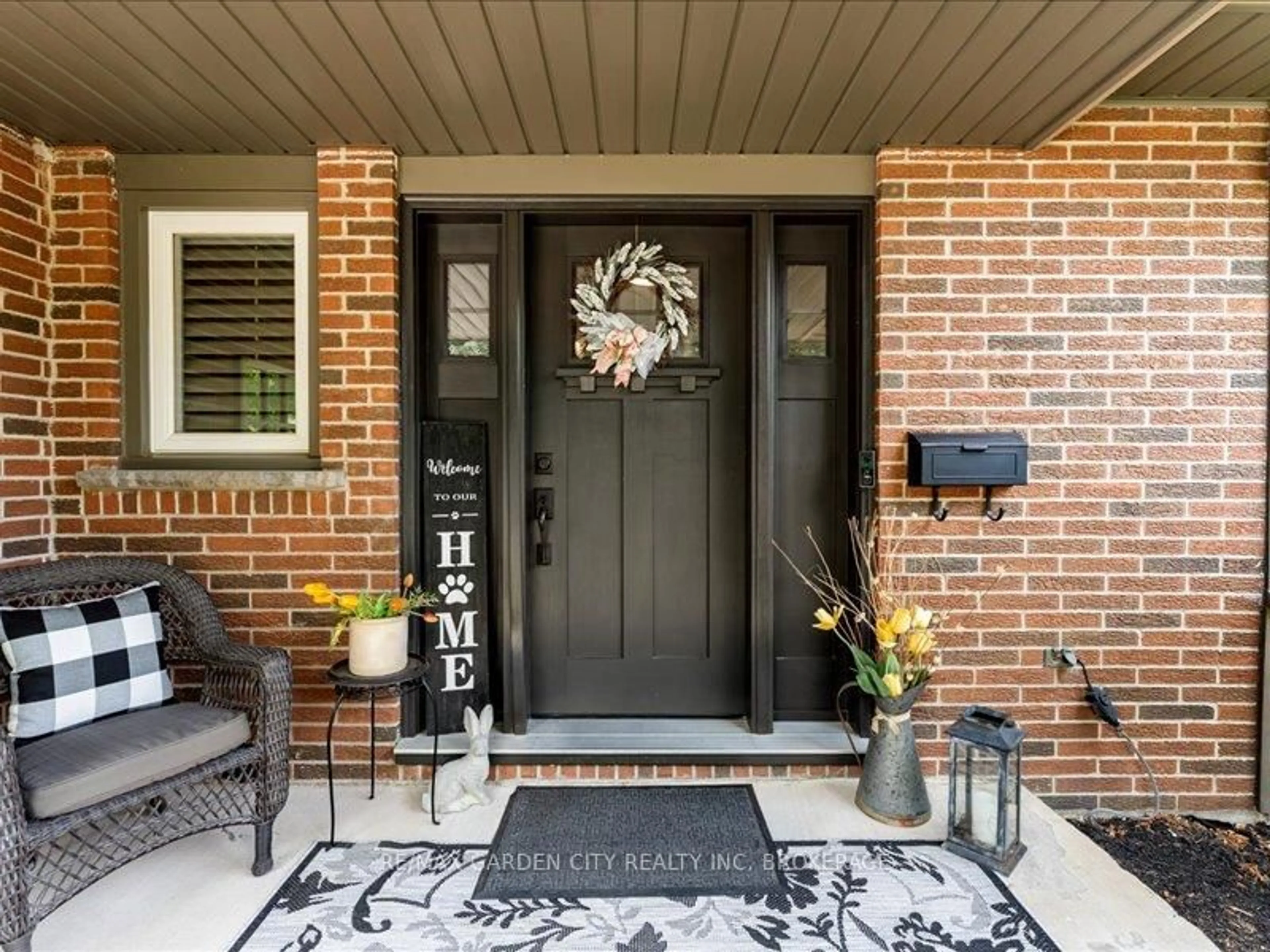 Indoor entryway for 226 Riverview Blvd, St. Catharines Ontario L2T 3M8