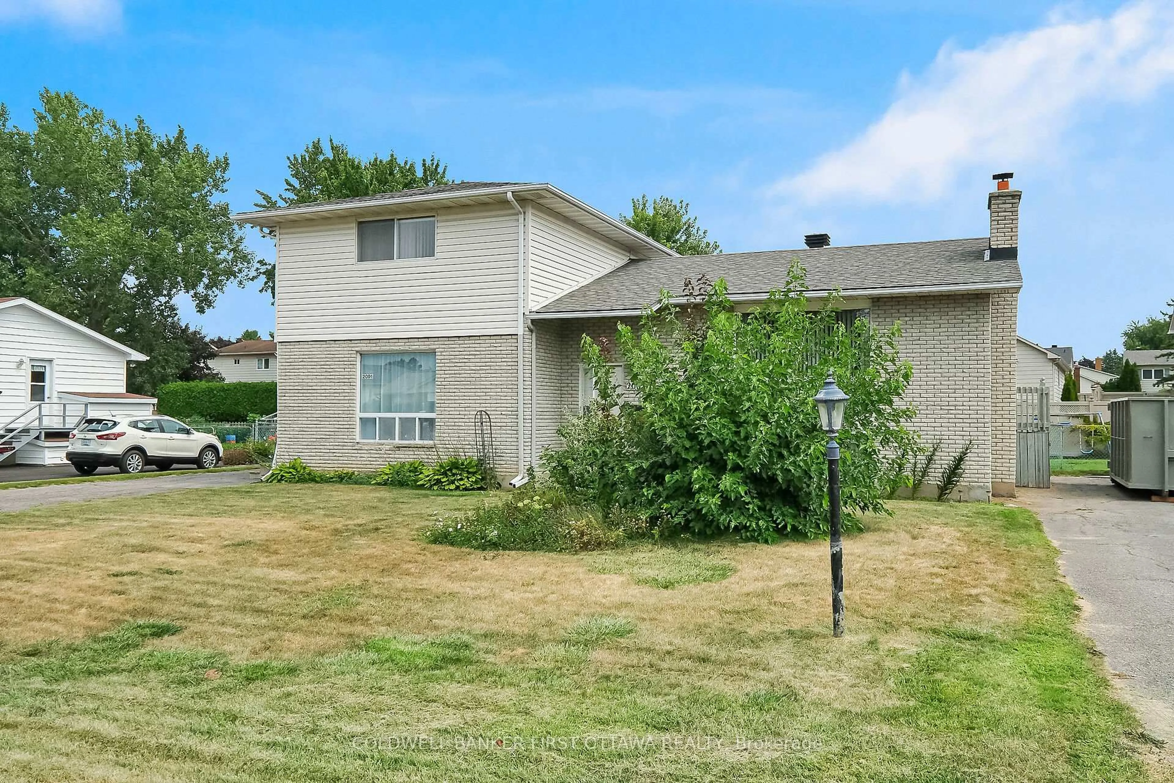 A pic from outside/outdoor area/front of a property/back of a property/a pic from drone, street for 2005 Boyer Rd, Orleans Ontario K1C 1R5