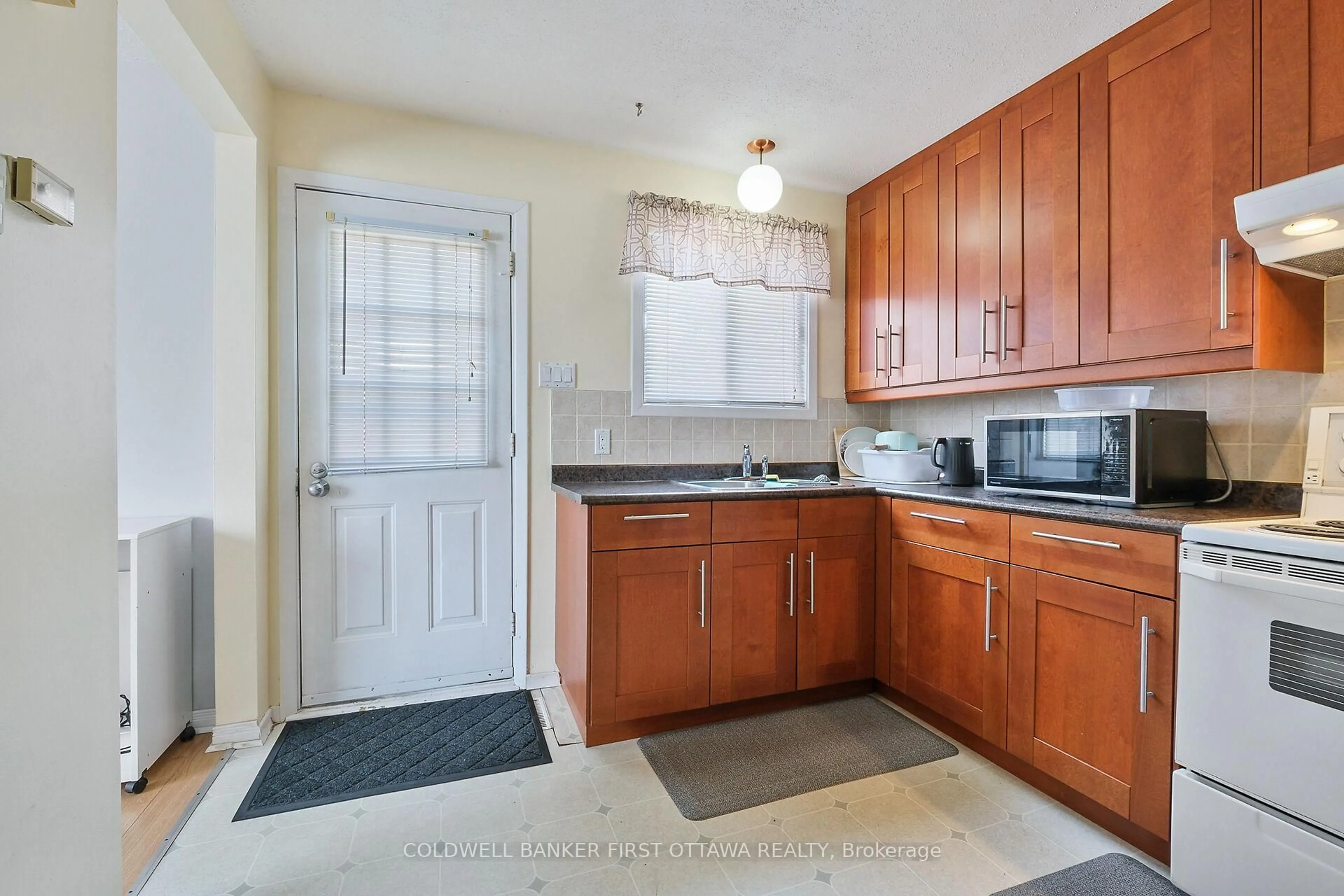 Standard kitchen, unknown for 2005 Boyer Rd, Orleans Ontario K1C 1R5