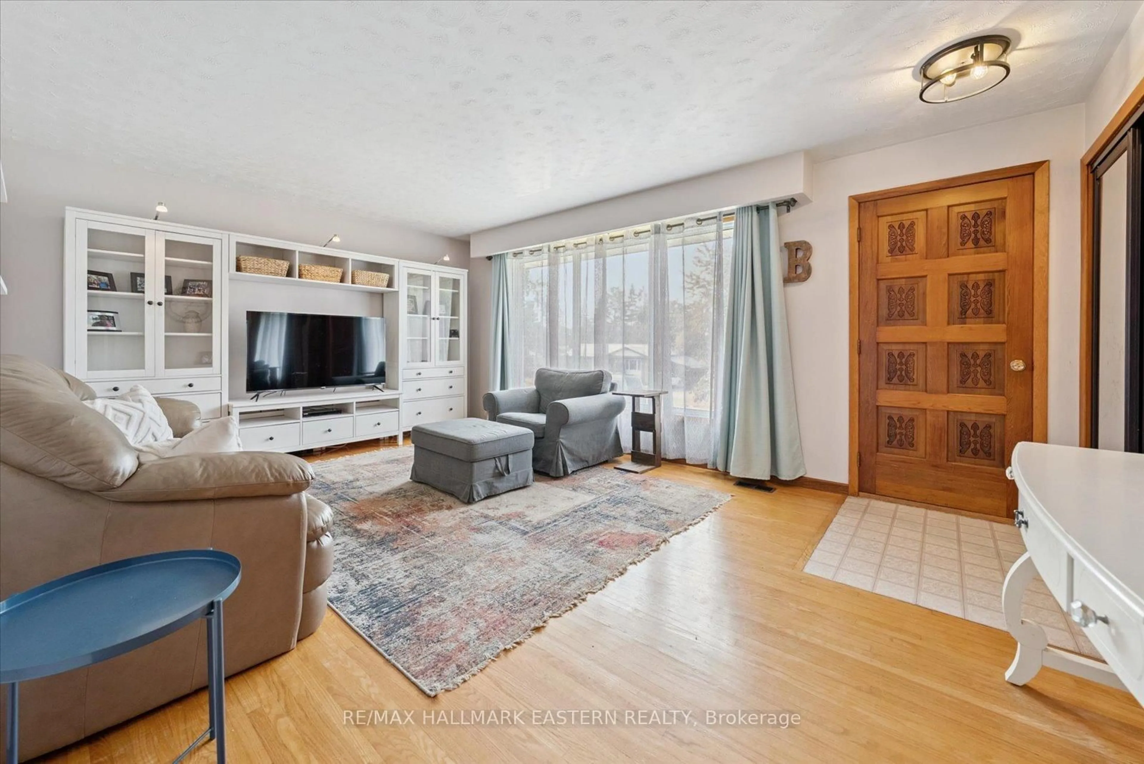 Living room with furniture, unknown for 971 Jopling Dr, Selwyn Ontario K0L 1H0