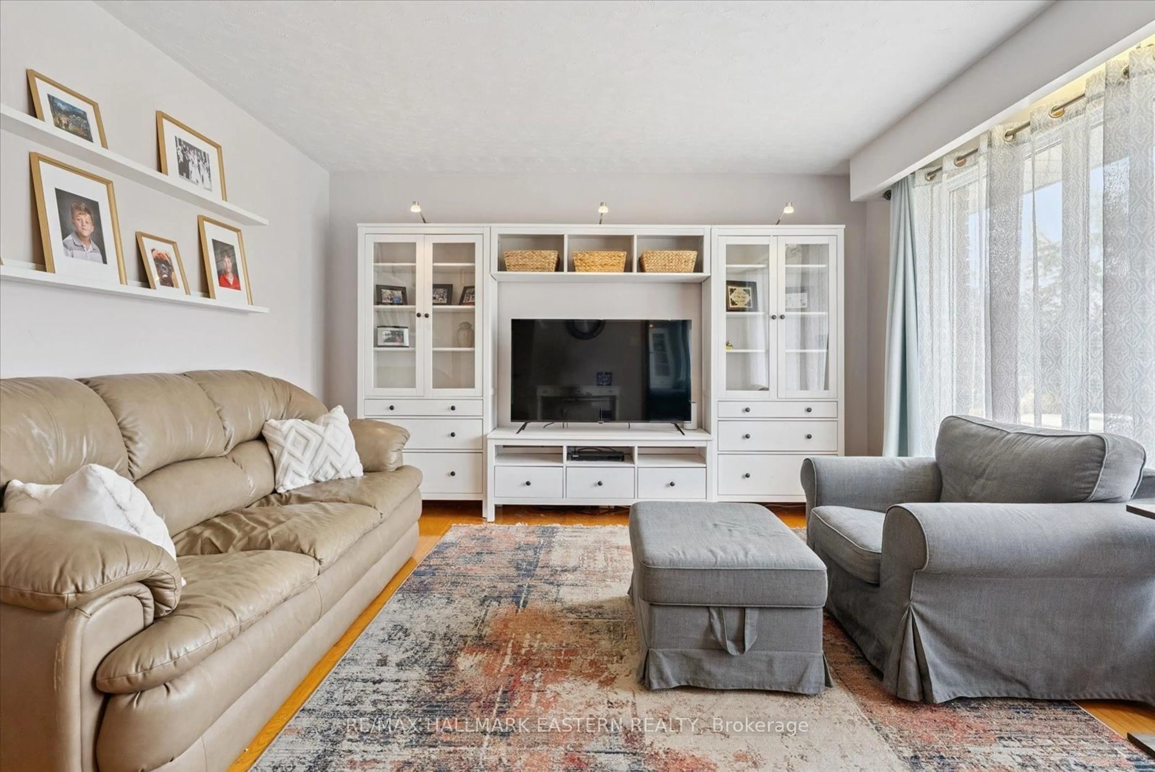 Living room with furniture, unknown for 971 Jopling Dr, Selwyn Ontario K0L 1H0