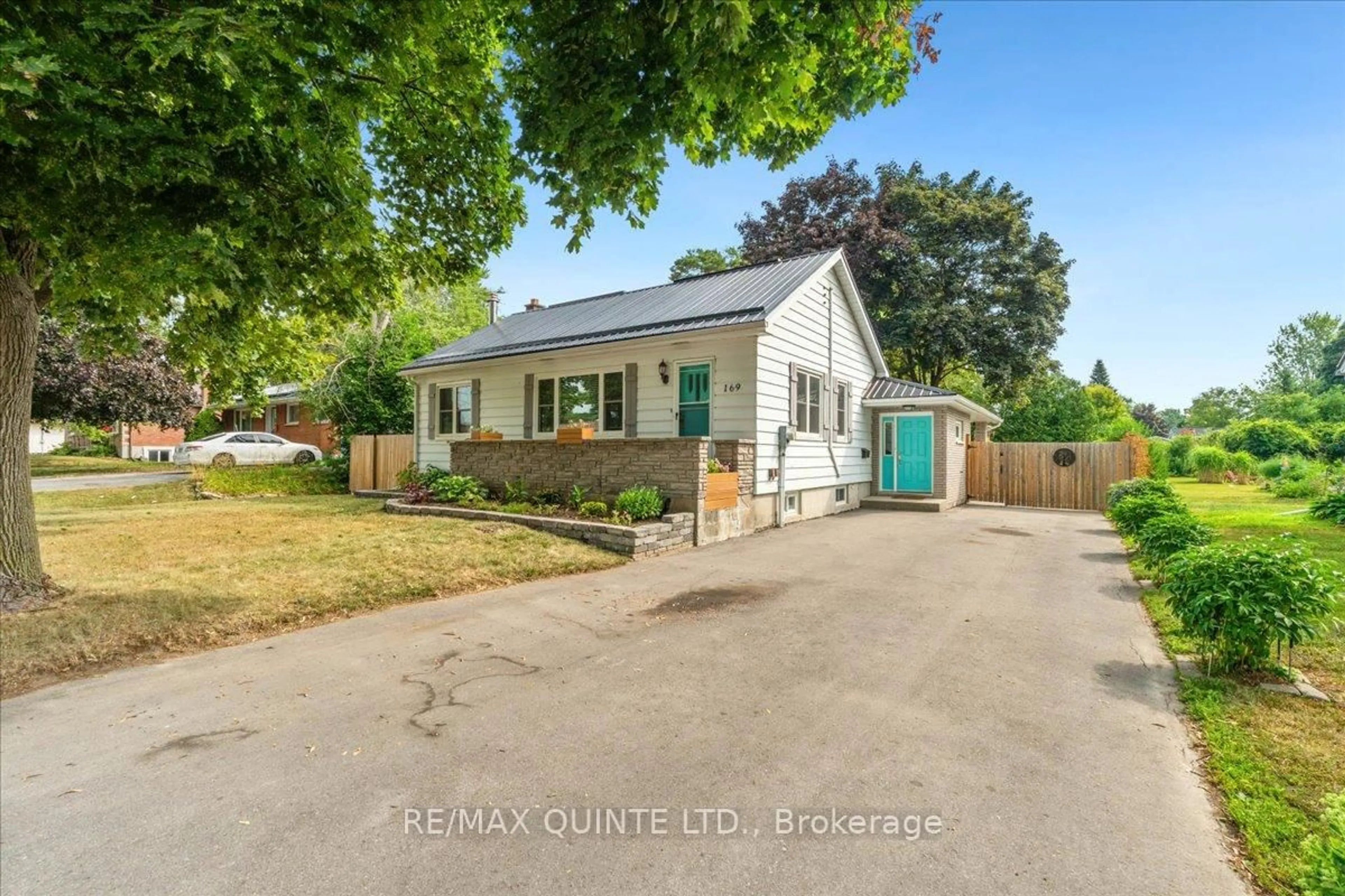 A pic from outside/outdoor area/front of a property/back of a property/a pic from drone, street for 169 Avondale Rd, Belleville Ontario K8P 4G4