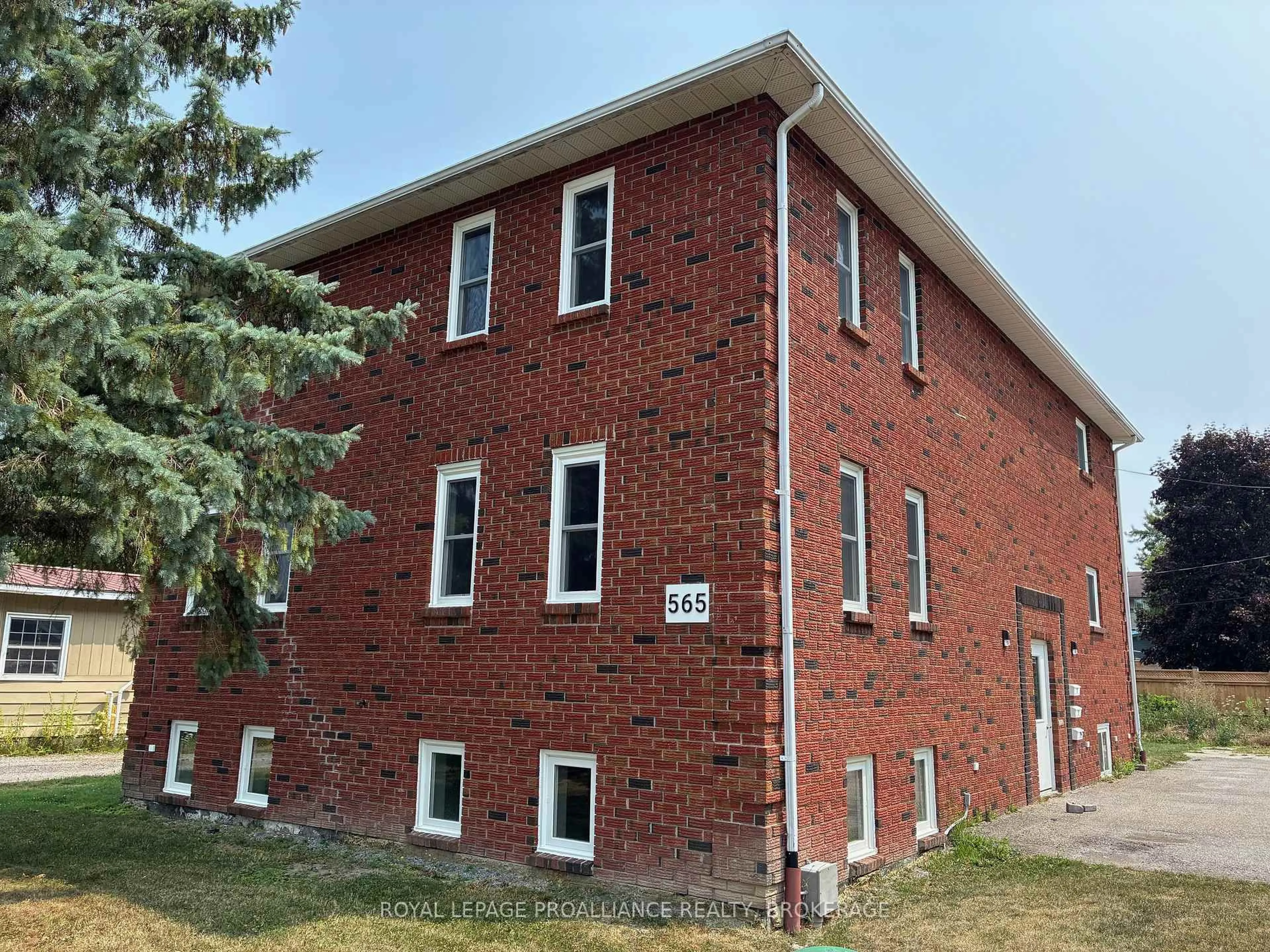Home with brick exterior material, building for 565 Emma St, Gananoque Ontario K7G 2Y6