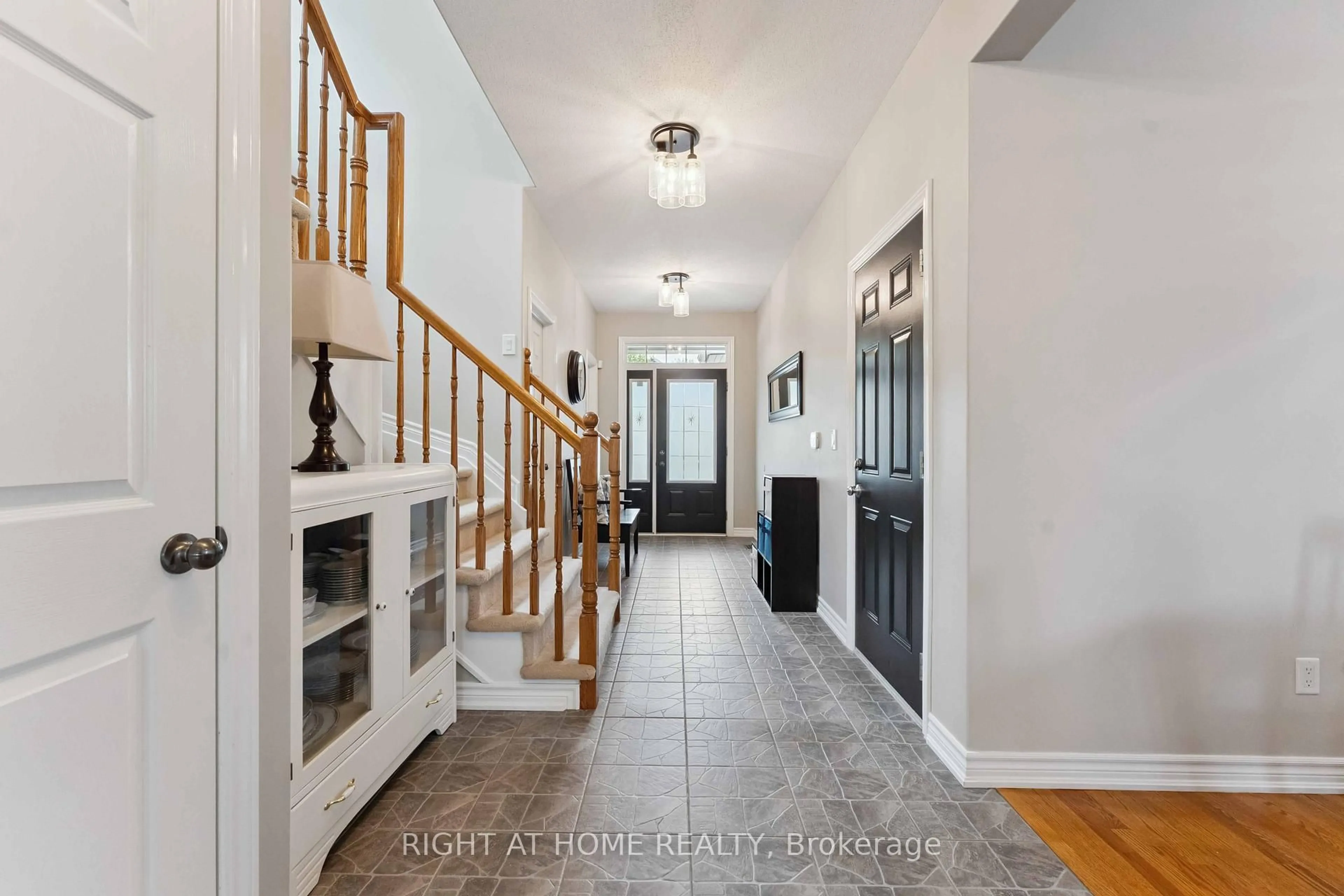 Indoor entryway for 220 Celtic Ridge Cres, Ottawa Ontario K2W 0C1