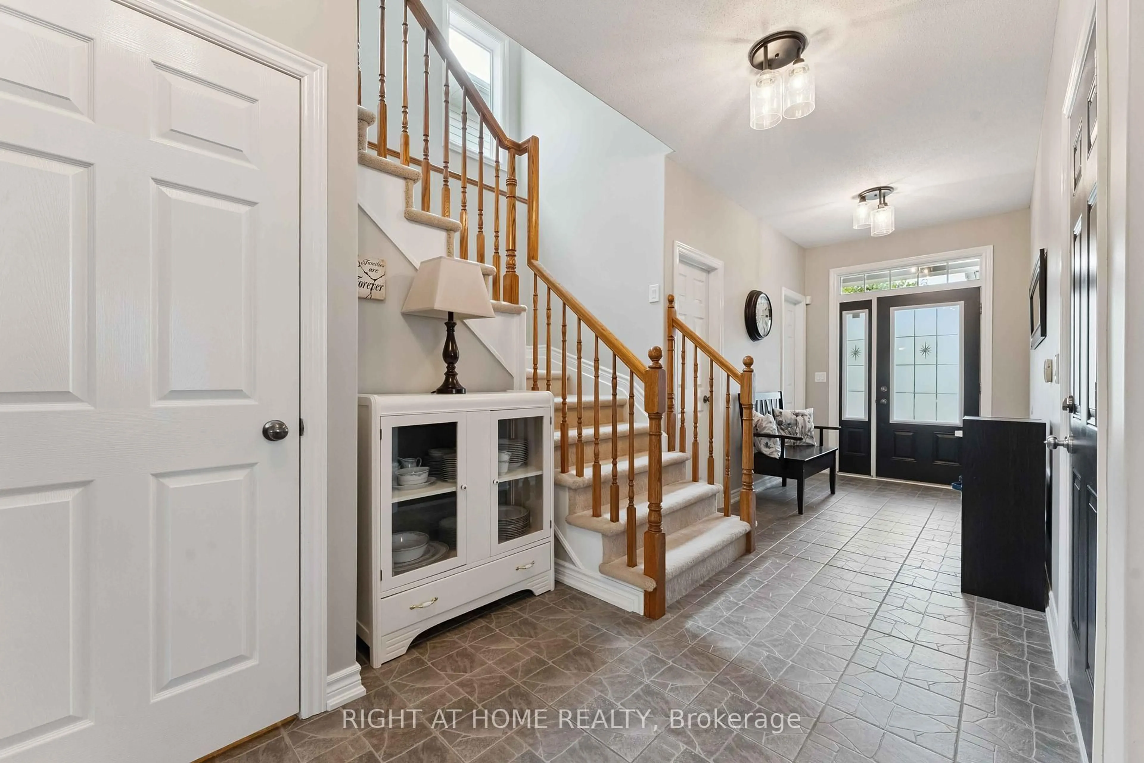Indoor entryway for 220 Celtic Ridge Cres, Ottawa Ontario K2W 0C1
