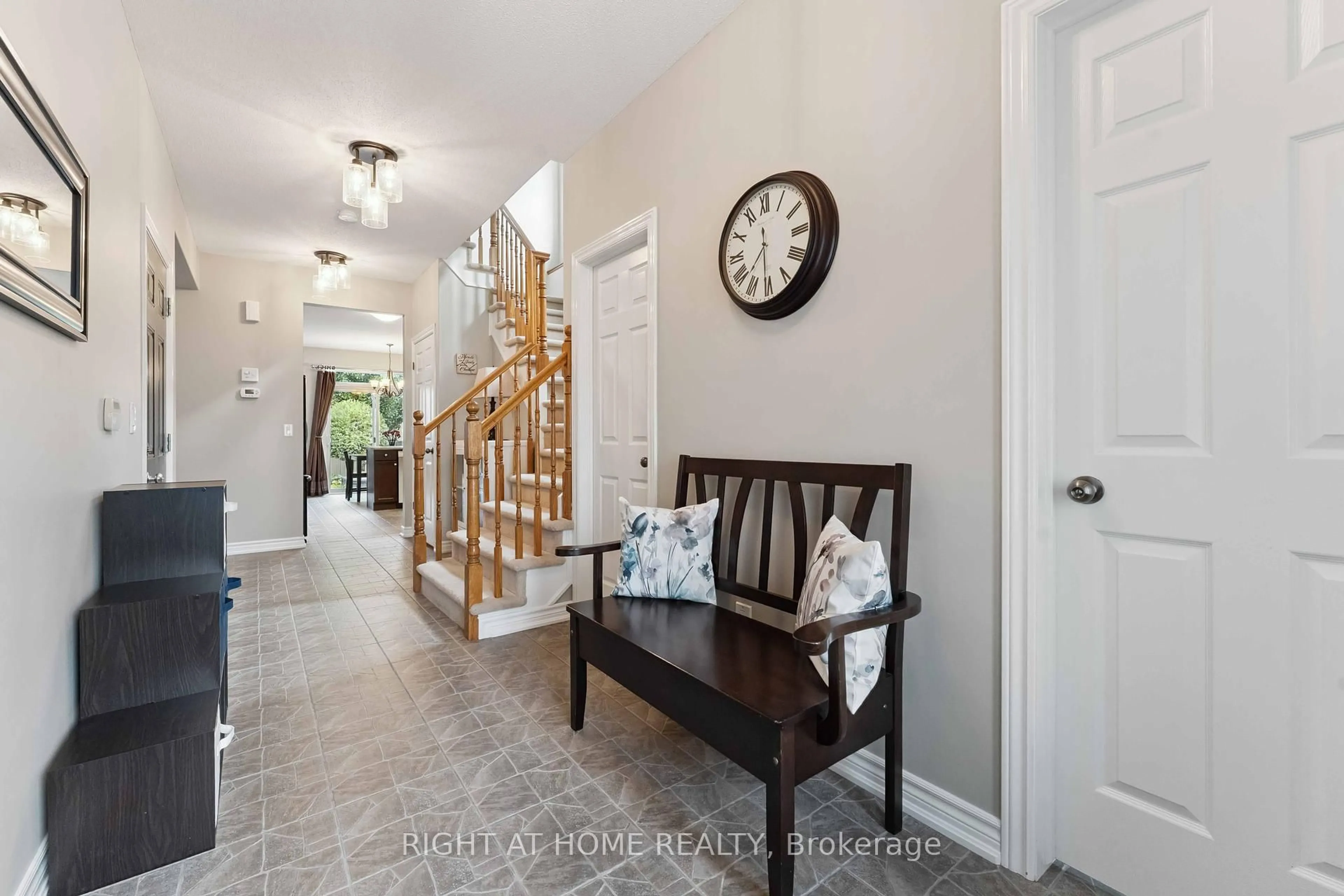 Indoor entryway for 220 Celtic Ridge Cres, Ottawa Ontario K2W 0C1